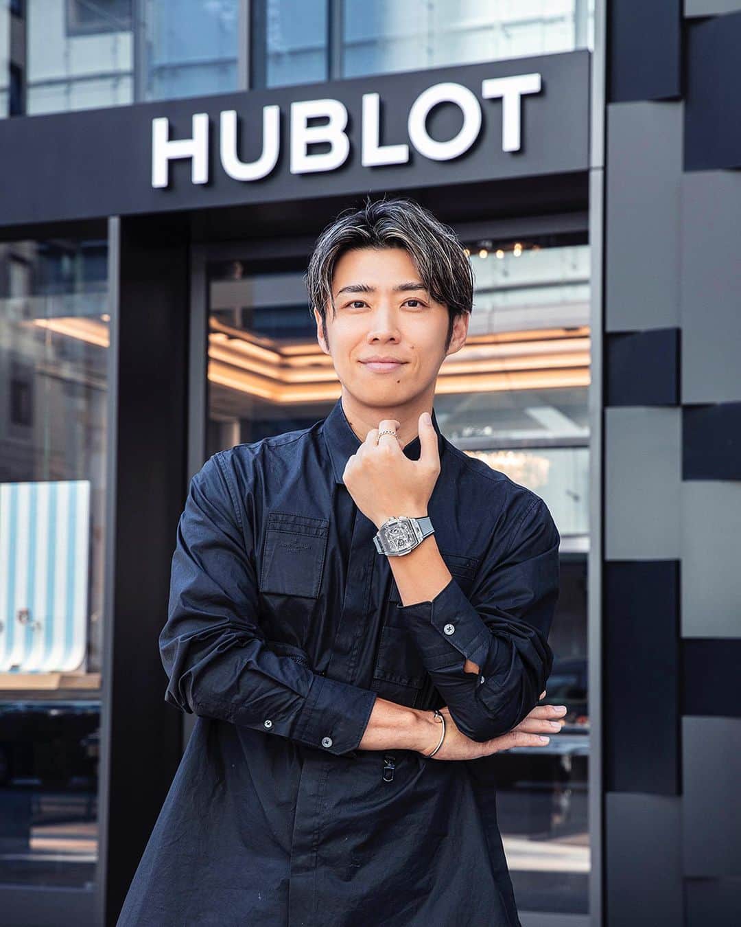 黄皓さんのインスタグラム写真 - (黄皓Instagram)「ビジネスマンになった時に目標にしていた時計や車があって、その一つがHUBLOTだった。 数年前に初めてHUBLOTの時計を買った時の高揚感は今でも覚えてるし、今でも自分にとっては特別なブランドの一つ。  今回は新しく発表された『Spirit of Big Bang Essential Grey』を見てみたくてHUBLOTの銀座ブティックに行ってきた。  世界の中でもトップクラスの規模と品揃えがある店内にはHUBLOTの代表的なシリーズや希少なものまでたくさんあって見応えあるし、アート好きな自分としてはアートとの融合をコンセプトとした店内の居心地がとても好きだったな。  カジュアルな時でも、フォーマルな時でも、日常でも、勝負時でも自分の存在を際立たせてくれる時計はやっぱりつけているだけで楽しいし、また頑張りたいと思わせてくれる時間でした。  男女問わず使えるデザインが多いのも魅力だし、時計としては歴史はまだ長いわけではないけど時計の機構や技術、そして素材にまでこだわりが詰まりまくった独特の存在なので、ぜひブティックに立ち寄ってその魅力を感じてほしい！  @hublot @hublot_japan @hublot_ginza  #Hublot #ウブロ #PR」8月25日 18時16分 - haohaohaokun