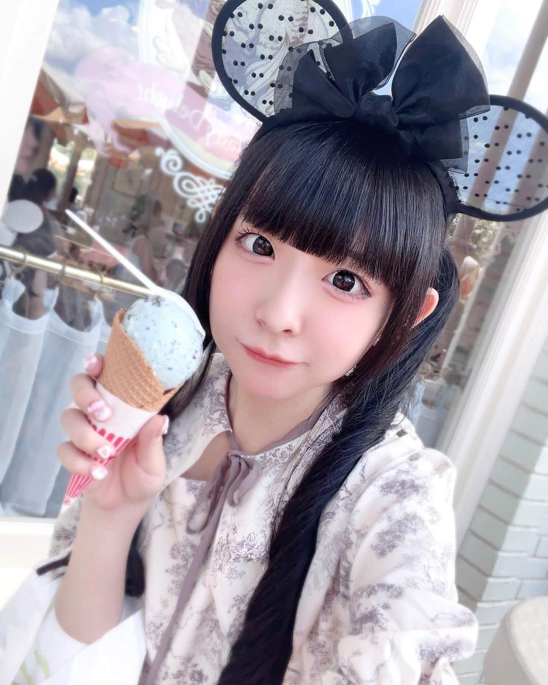 高咲陽菜のインスタグラム：「夢の国とチョコミント🎀 . . . . . . . 🫧🪽 #disney#ディズニーランド#ディズニーコーデ#ディズニーフード#ディズニー#ディズニーカチューシャ #japanesegirl #girl #japaneseidol #idol #kawaii #cute #雰囲気好きな人いいね #黒髪#黒髪女子 #ツインテール #ヘアアレンジ #偶像 #アイドルヘアアレンジ #でんぱ組 #アイスクリームコーン #黒髪ロング #selfie」