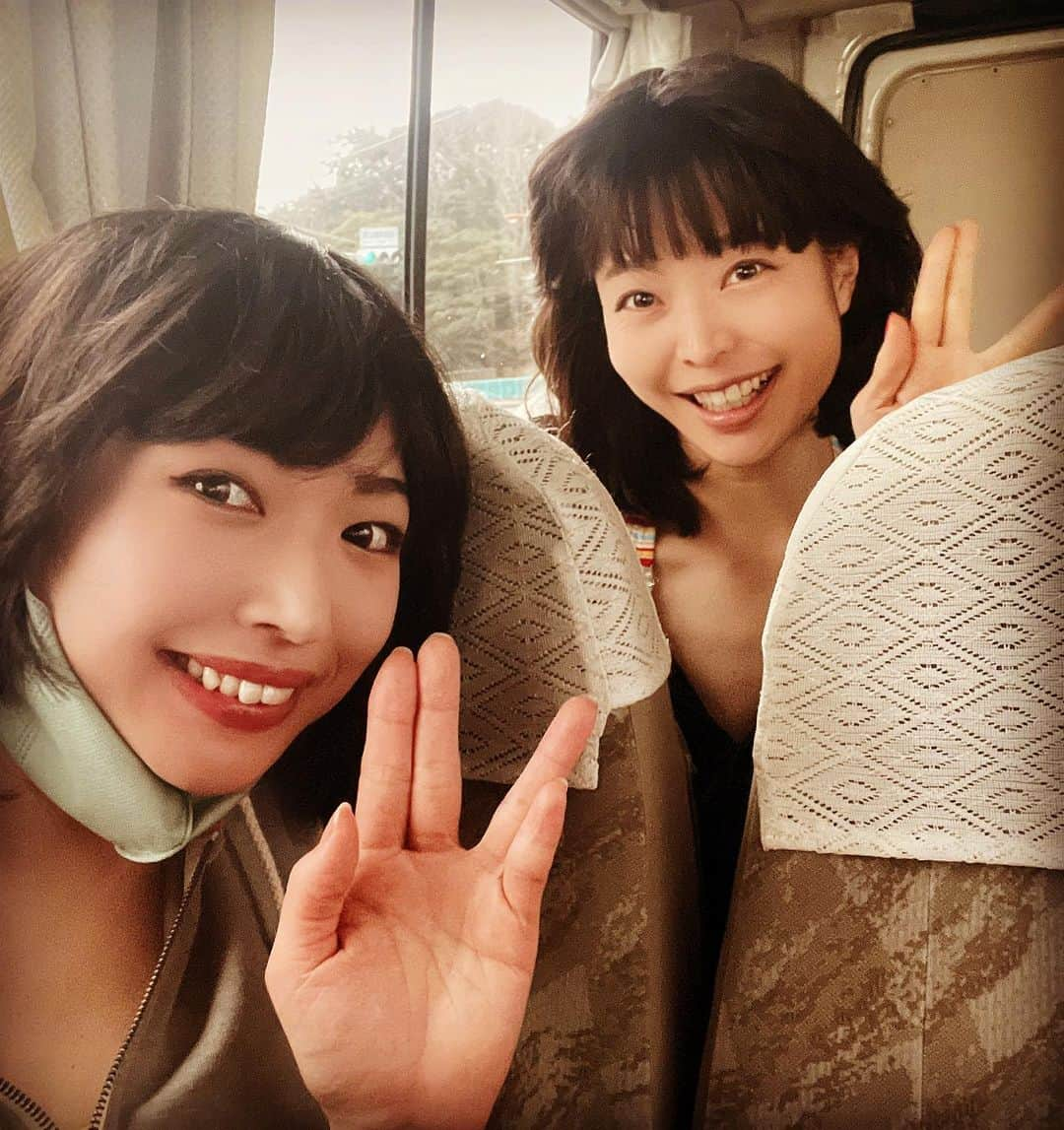 香衣さんのインスタグラム写真 - (香衣Instagram)「春すら来ない異常気象  特急電車に初めて乗り 新幹線でもなく飛行機でもない 不思議な感覚で noteに私の脈を刻み始めました。  私の心電図を覗いてみてください。  写真は1月の海の撮影の際。 私の好きな昭和の設定。  何かと何かの合間の時間は 棒状のものが食べやすいよね。  さやかちゃんとも 新年からご一緒できて嬉しい。 冬の海も一緒でした。  今年は海にご縁あり。  私は仕事も私事も 空間がぽっかりと。 穴埋めする為に インプットもアウトプットも 自ら飛び出すも なかなかね、、  昨夜は久しぶりに金縛りに こんばんわ。  春にすら挨拶されないのに、 夏をあきらめて。  #昭和#昭和ヘア #カツラ#ヴィッグ #かにかま#海 #冬の海#撮影#水着 #蟹座の女 #香衣 #堀さやか ちゃん #レトロ#レトロファッション  #fashion#rétro #バスの中#休憩 #note #研ナオコ さん #夏をあきらめて #music」8月25日 18時16分 - kaicai