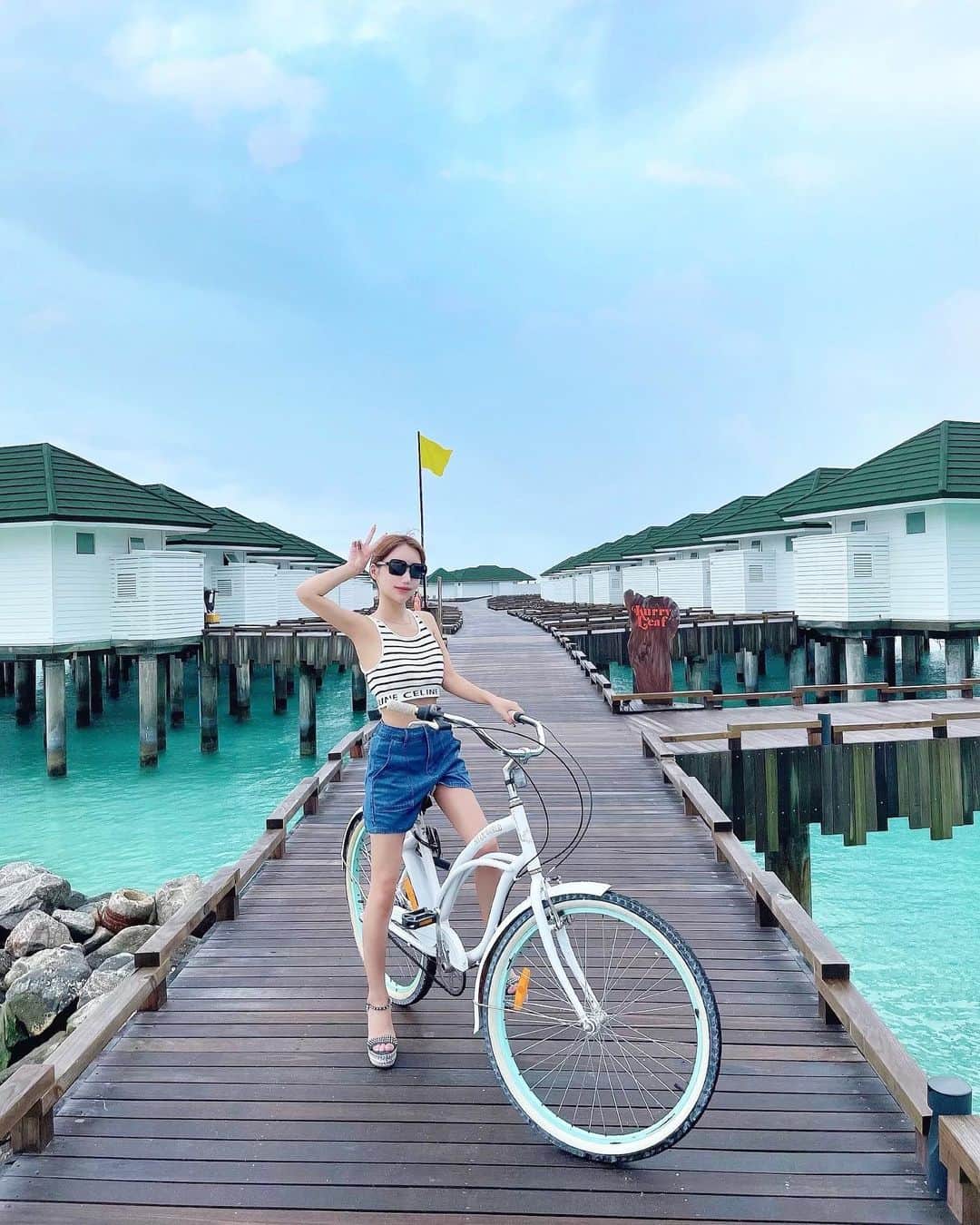 あいりのインスタグラム：「🚲  自転車はレンタルしようね🚴♡  #絶景#絶景スポット#絶景事典#世界の絶景#モルディブ#自転車女子#タビジョ#自転車#夏コーデ#インフルエンサー#インスタグラマー#maldivesislands#maldivesresorts#sonevajani」