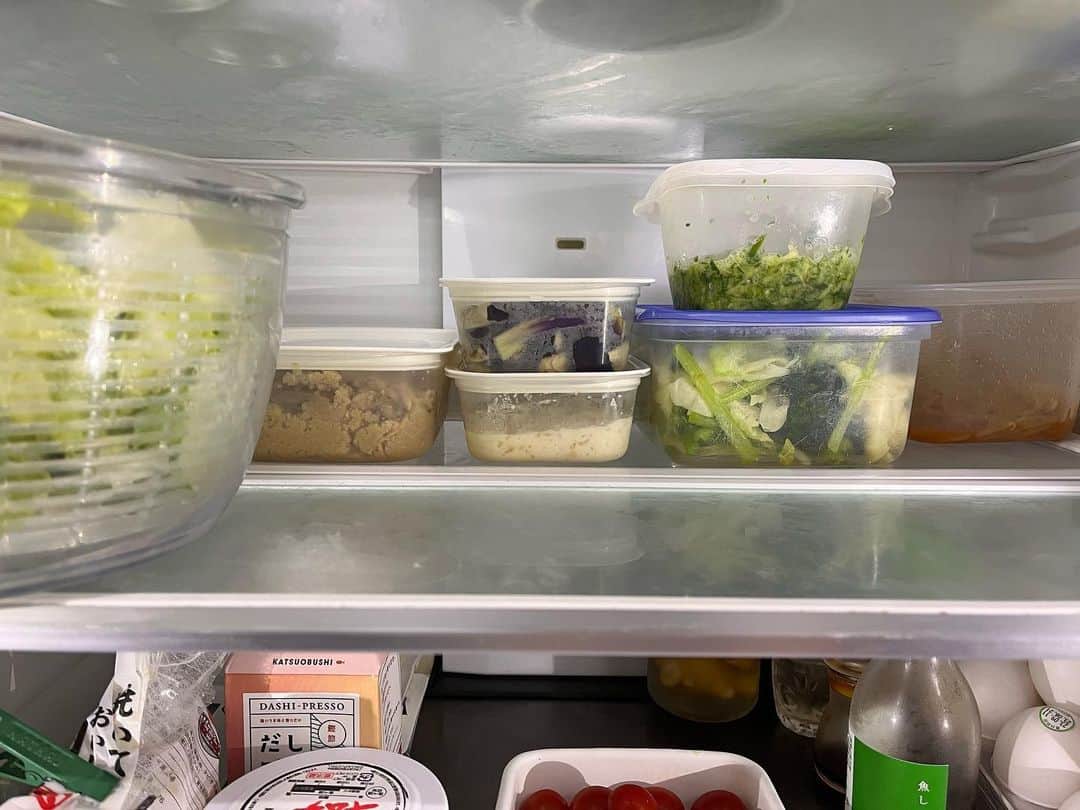 Rocoのインスタグラム：「08.25 明日は実家から月イチの野菜とお米が届くので、冷蔵庫の整理と拭き掃除を。野菜室に保存していた野菜たちを塩漬け、酢漬け、すぐ食べれるよう茹でたり、すりおろしたり、洗ったり。 野菜室は空っぽにして準備万端✨ 冷蔵庫の詳しくはストーリーズをごらんください。  #按田優子#按田さんレシピ #甘酢漬け#キャベツの塩漬け#rocoの冷蔵庫#rocoごはん#おうちごはん#冷蔵庫#収納#整理#整頓#パナソニック冷蔵庫」