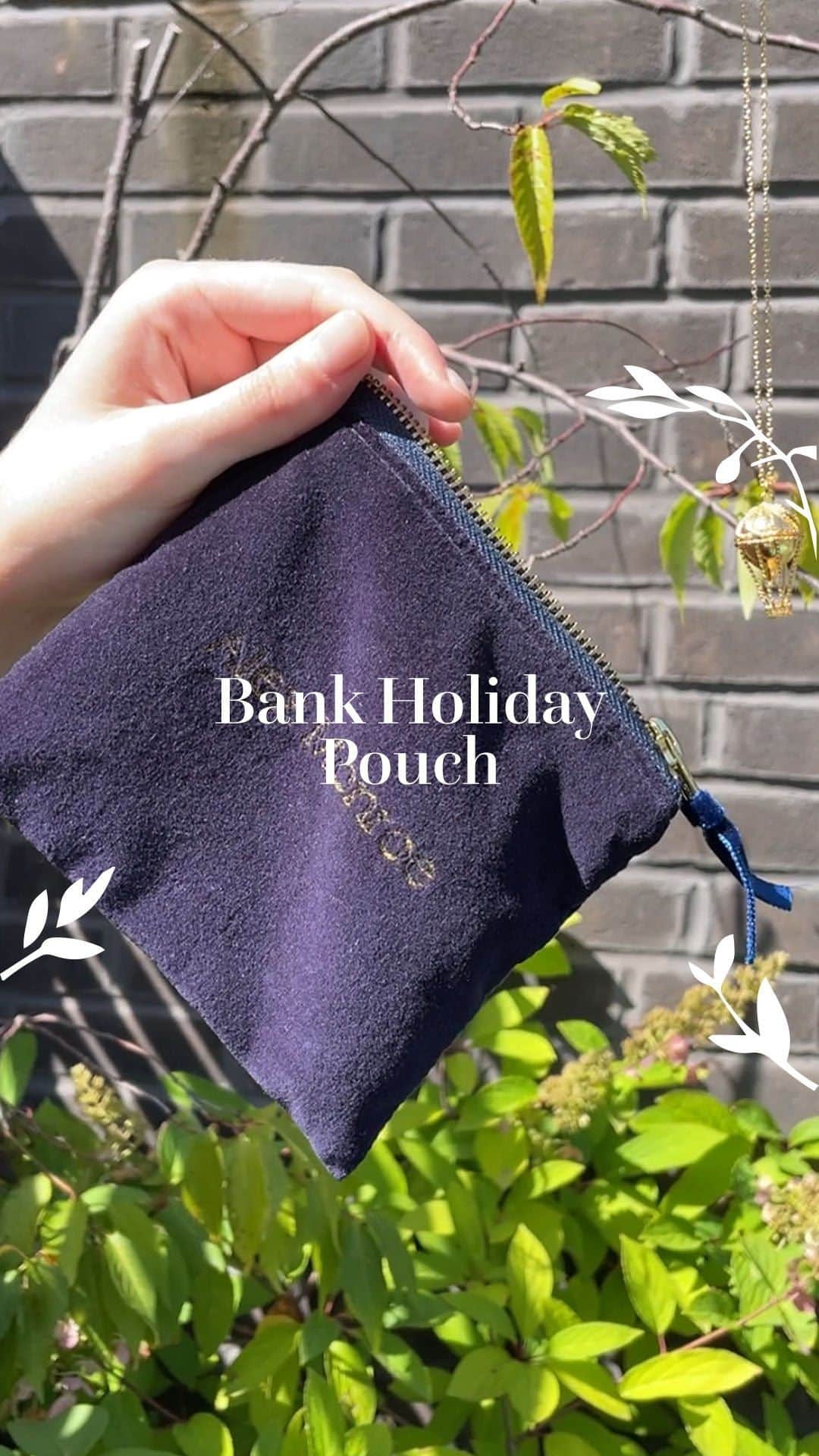 アレックスモンローのインスタグラム：「Our beloved jewellery pouch has made a return! 💙  Ethically sourced and embroidered with our signature bumble bee it’s just perfect for your late summer getaways and housing your jewellery treasures on your travels. Redeem your free jewellery pouch usually worth RRP £45 on any jewellery purchase using the code FREEPOUCH at checkout.  Happy Bank Holiday weekend!   #AlexMonroeJewellery #InspiredbyNature #ResponsiblySourced #GWP #FreeGift #JewelleryPouch #HandmadeinEngland #Jewellery #HandmadeJewellery 🐝」