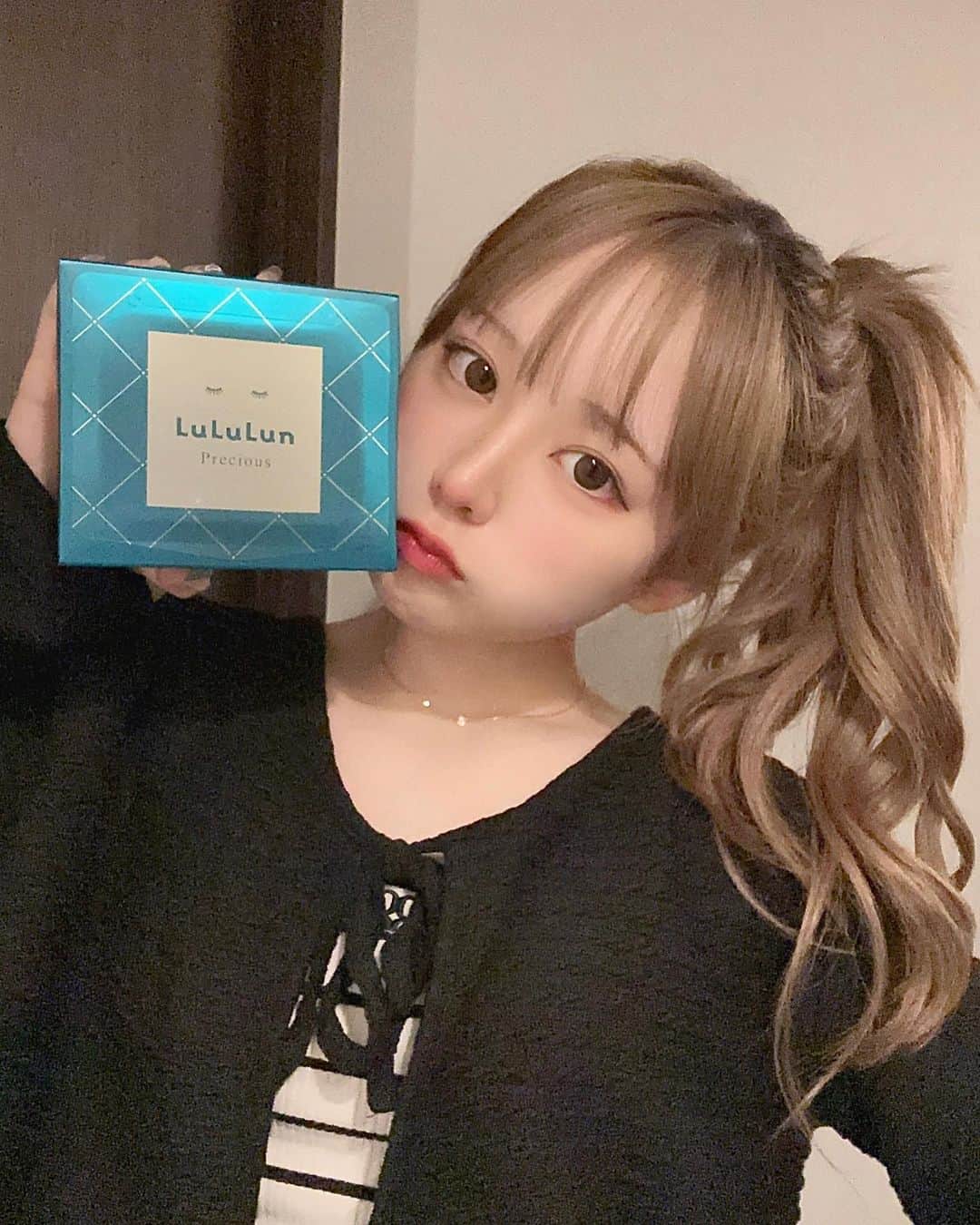 栞麗のインスタグラム：「大好きなLuLuLunのマスク💕 箱タイプなのに上の方まで液ひたひたで 肌にめっちゃ密着するの！ 最近汗とかかいて乾燥に悩んでたんだけど しっかりバランス整えてくれて 悩みも少なくなったー！ このツルもち感ハマりそう( ¯֊¯ )  #ルルルン #lululun #ルルルンプレシャス #シートマスク #化粧水フェイスマスク #肌荒れを防ぐ」