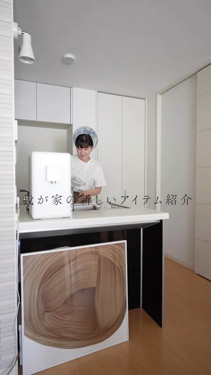 のインスタグラム：「我が家の新しいアイテム🫧⁡ ⁡ 昔から水を沢山飲む私ですが、⁡ 遂に我が家にもウォーターサーバーをお迎え😌⁡ ⁡ ⁡ 新しく発売された、#putio という⁡ お家の水道水を注ぐだけで使用できる⁡ コンパクトな卓上型ウォーターサーバーです⚪️⁡ ⁡ ⁡ デザインもシンプルで、⁡ どんなお家のインテリアにも馴染む。 ⁡ ⁡ ⁡ 何よりペットボトル購入だった我が家は、⁡ 地味に買い物の時に重くてしんどかったので⁡ そこから解放されたのが嬉しい😂🤍⁡ (保管にも場所取るもんね…！)⁡ ⁡ ⁡ ⁡ 設置も1人で出来るくらいすごく簡単だったのと⁡ 1年に1度サーバーごと交換してくれるので、⁡ 衛生面的にもありがたい⚪️⁡ ⁡ ⁡ 現在キャンペーンもやっているので、⁡ 是非チェックしてみてね！⁡ ⁡ @feelfree___official⁡ ⁡ ⁡ #PR #feelfree #ウォーターサーバー #putio #シンプルな暮らし #クリクラ」