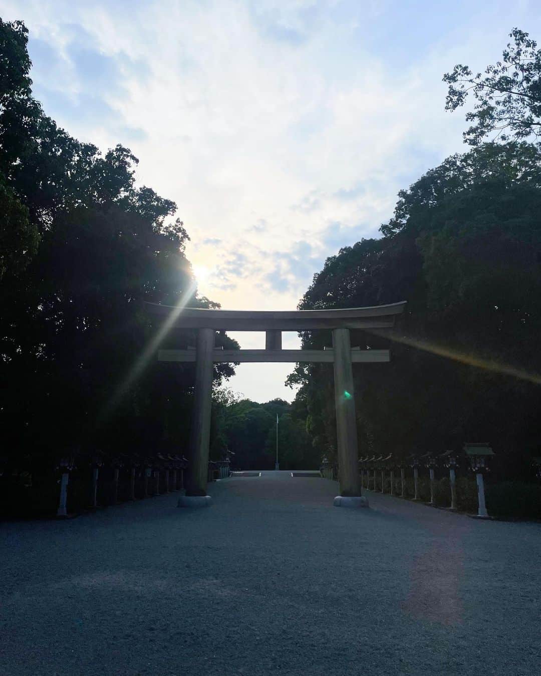 田尻夏樹（なつきんぐ）さんのインスタグラム写真 - (田尻夏樹（なつきんぐ）Instagram)「橿原神宮を貸切出来たの初めてで嬉しい♡  いつも人がたくさんで賑わっている奈良のパワースポット⛩️ そんな橿原神宮がタイミング良く全く人が居ない事はなかなかない！！ 　 　 これはもう運を使いすぎてしまってる気分🙈✨✨ 神聖な場所で静かにゆっくり瞑想出来て色々と見えたものがあったなぁ🕊️  運良く不思議な体験をさせてもらえて本当にラッキーだったし感謝だな😌🌿✨        #橿原神宮 #奈良 #パワースポット #貸切」8月25日 18時28分 - tajiri_natsuki