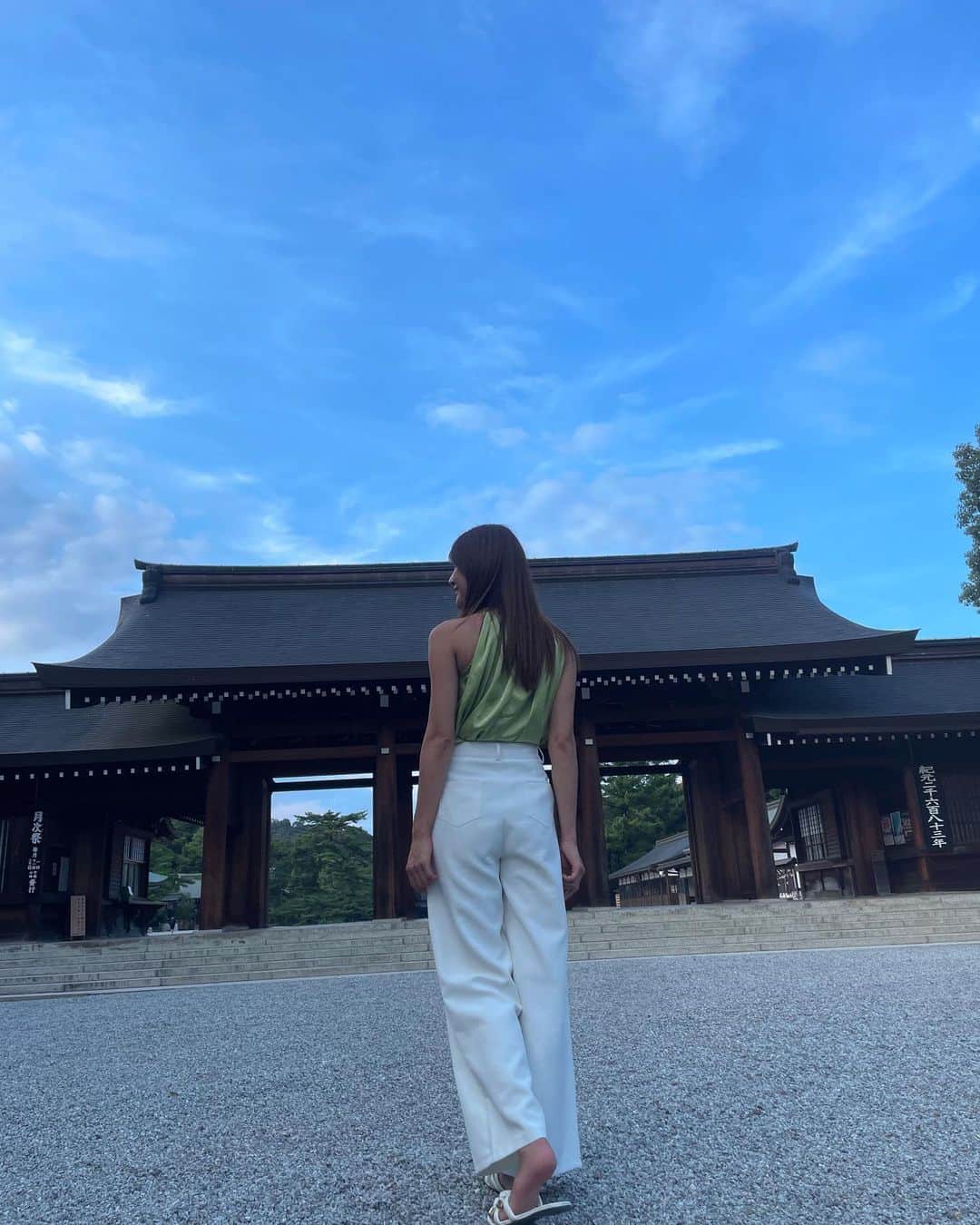 田尻夏樹（なつきんぐ）さんのインスタグラム写真 - (田尻夏樹（なつきんぐ）Instagram)「橿原神宮を貸切出来たの初めてで嬉しい♡  いつも人がたくさんで賑わっている奈良のパワースポット⛩️ そんな橿原神宮がタイミング良く全く人が居ない事はなかなかない！！ 　 　 これはもう運を使いすぎてしまってる気分🙈✨✨ 神聖な場所で静かにゆっくり瞑想出来て色々と見えたものがあったなぁ🕊️  運良く不思議な体験をさせてもらえて本当にラッキーだったし感謝だな😌🌿✨        #橿原神宮 #奈良 #パワースポット #貸切」8月25日 18時28分 - tajiri_natsuki