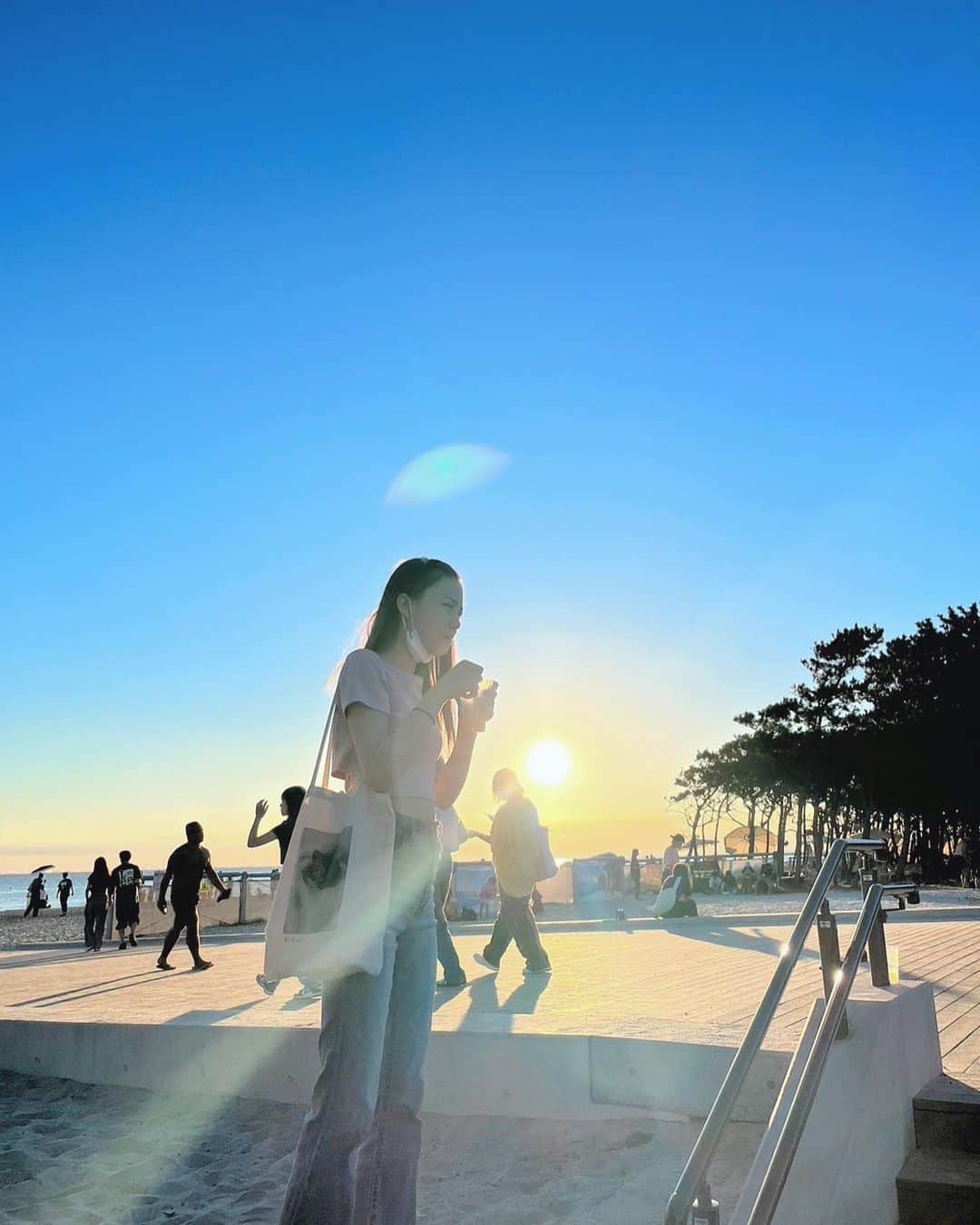 星乃あんなのインスタグラム：「* 海の夕日はいつもより眩しい気がする🤔  でも綺麗で好きっ！  - ̗̀ ෆ( ˶'ᵕ'˶)ෆ ̖́-🩵        #ニコラ  #nicola  #ニコラ9月号発売中  #ニコモ」