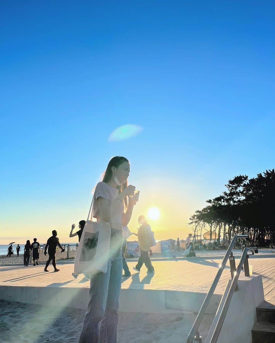 のインスタグラム：「* 海の夕日はいつもより眩しい気がする🤔  でも綺麗で好きっ！  - ̗̀ ෆ( ˶'ᵕ'˶)ෆ ̖́-🩵        #ニコラ  #nicola  #ニコラ9月号発売中  #ニコモ」
