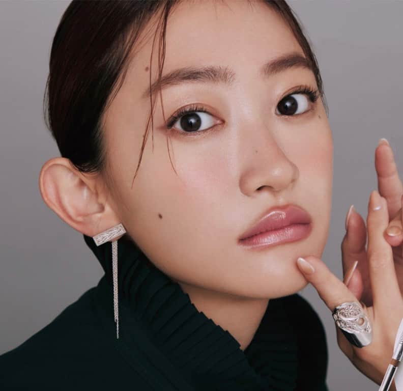田辺かほさんのインスタグラム写真 - (田辺かほInstagram)「. @ginger_magazine 10月号 に出させて頂いております✨  とっても嬉しい！！！ 是非是非見て頂きたいです！！！❤️  Nadeaさん流のリップと眉の新バランス論です♡  hairmake @nadea_makeup  photographer @nara__yee  editor @natsumi_yoneyama」8月25日 18時25分 - kaho__tanabe