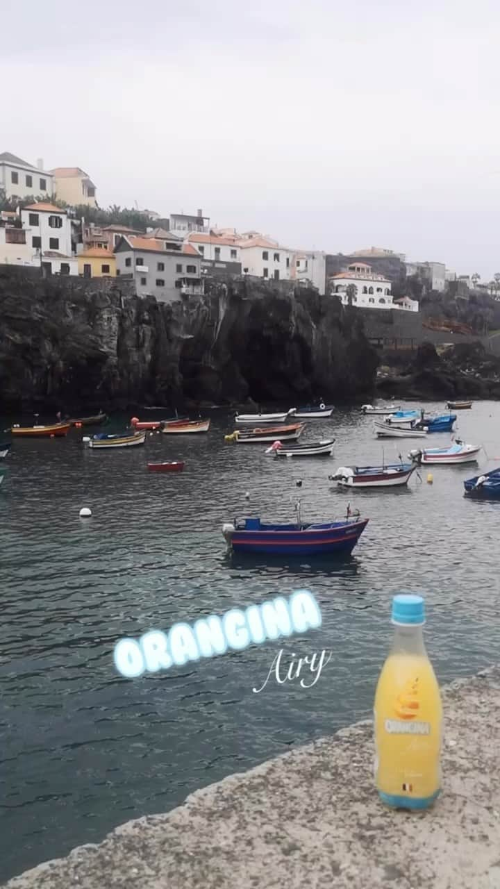 Orangina オランジーナ公式のインスタグラム：「Bonjour🇫🇷   大西洋に浮かぶ小さな島 ポルトガルのマデイラ島から 夏のバカンスのひとときをお届けします🏝️   年間の平均気温は22℃前後。 標高1862mのルイボ山があるなど 心地のいい気候と豊かな自然が人気の リゾート地です☀️   絶景スポットのジラン岬は 高さ580mとヨーロッパ最大の高さ   〈トボガン〉と言うバスケット型の木製のそりは 山の多い地形で生まれたユニークな乗り物⛰️ 約2kmの坂道をすべり降りる 観光客に人気のアクティビティです👍   海と海水を取り入れた天然プールがあったり🏊‍♀️   バナナの生産が盛んで🍌 マルシェにはバナナをはじめ パッションフルーツやマンゴーなど トロピカルなフルーツが並びます🥭   今年の夏休み、みなさんは どのように過ごしましたか？     #orangina #oranginaairy #france #soda #オランジーナ #フランス生まれ #炭酸飲料 #フランス #オレンジ #休憩 #withオランジーナ #バカンス #vacances #vacation #マデイラ島 #madeira #海 #山 #天然プール #リゾート #絶景 #バナナ #マンゴー #パッションフルーツ #夏休み #マルシェ」