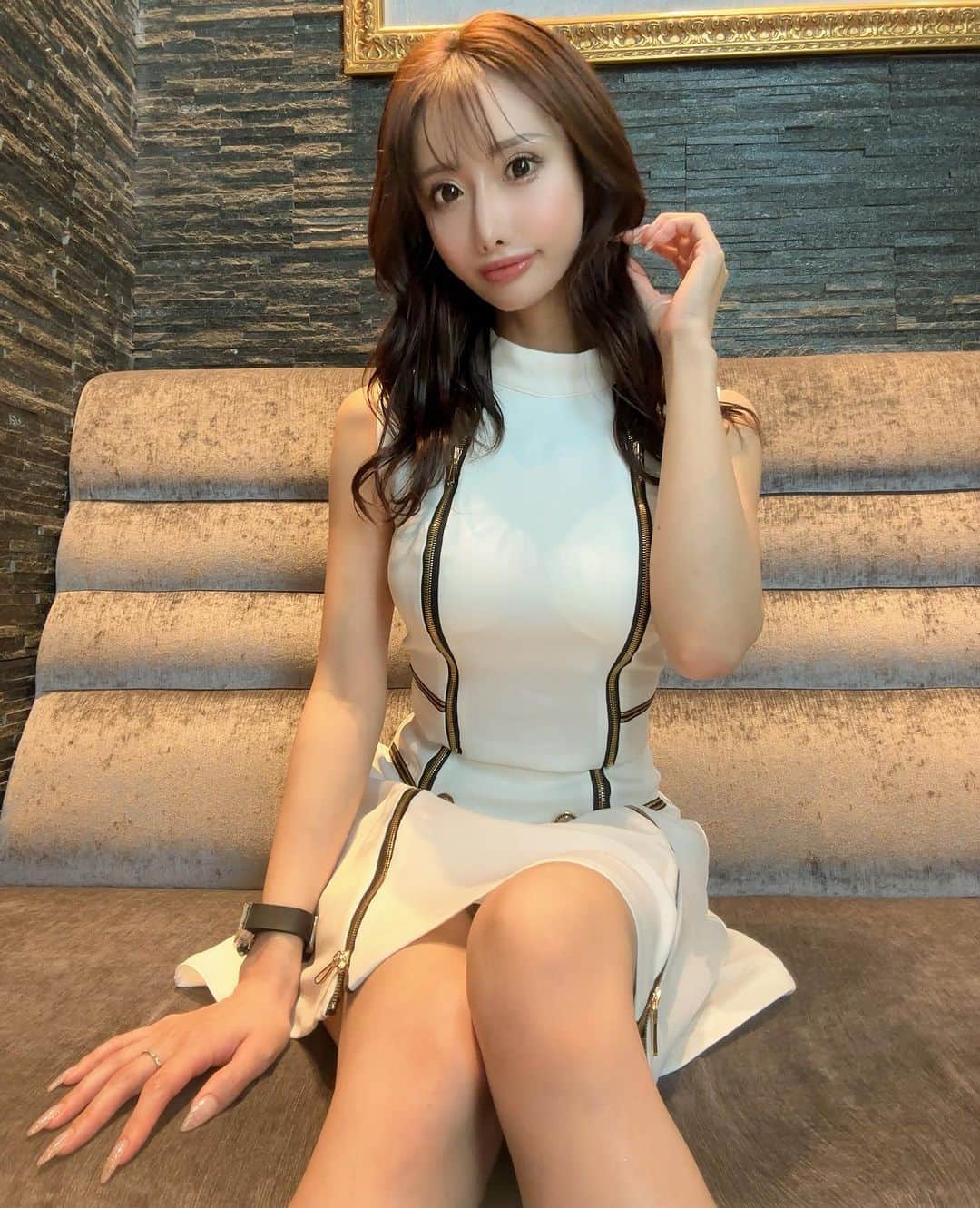 のインスタグラム：「私手が大きいっていうか指が長いっていうか魔女みたいっていうか気持ち悪くない？  #錦3#キャバクラ#キャバ嬢#GLAMOROUS#鳳まりあ#お酒飲めないキャバ嬢」