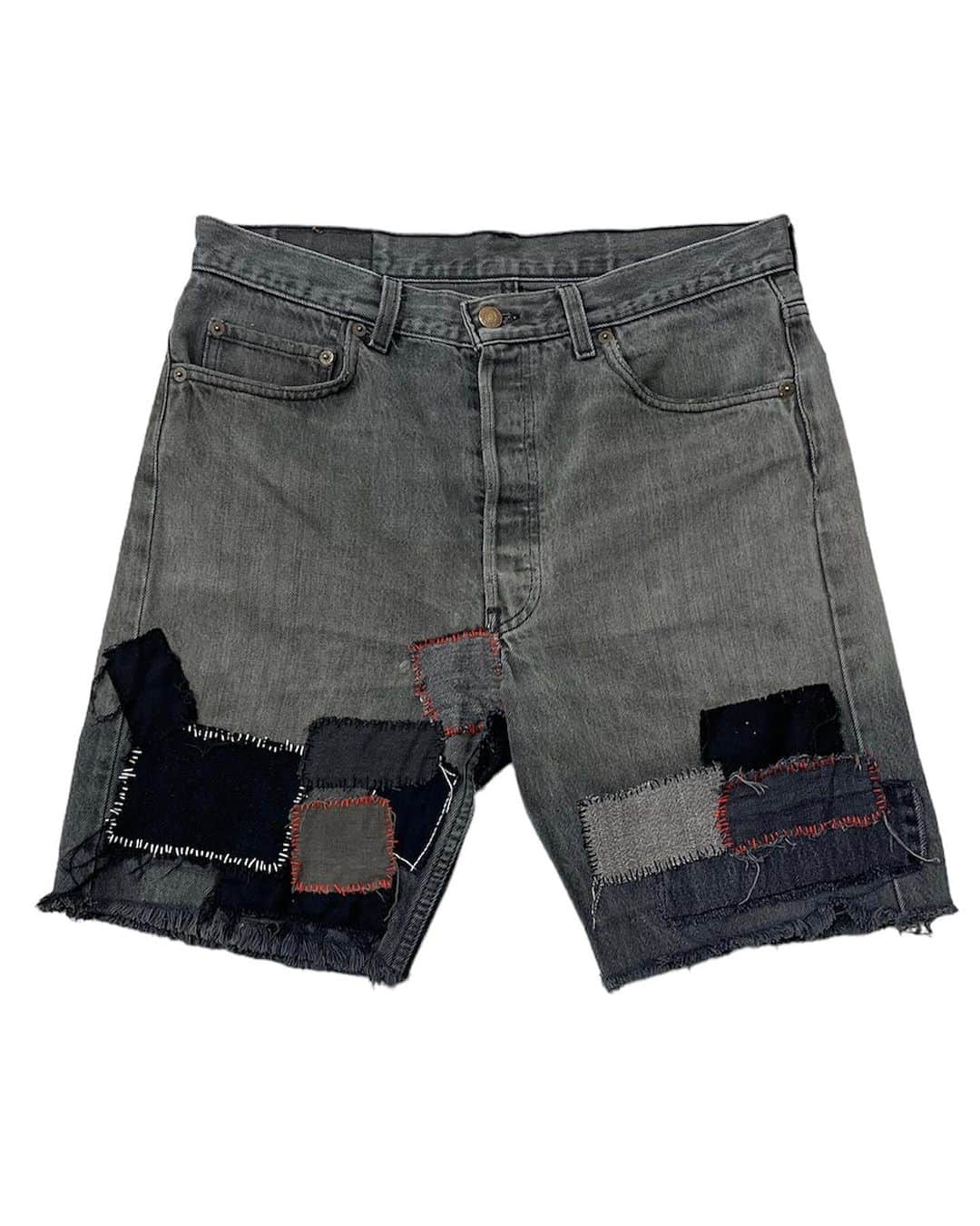 ジャムルのインスタグラム：「USA製 LEVI'S 501 BLACK クラストショーツ ¥12500+tax(13750) .  USA製 LEVI'S 501 ブラックデニムに端切れを継ぎ足したクラストショーツ！ クラストといえばやはりブラックデニム！  このまま履いてももちろんかっこいいですが、自分色にカスタムするのも◎ .  WEB SHOPに入荷しております。 是非ご覧ください。 jammru.com  #お問い合わせはお電話で承ります #jammru #osaka  #fashion  #streetstyle  #streetfashion  #vtg  #vintage  #used  #usedclothing  #古着 #古着屋 #ファッション #70s #80s #90s」