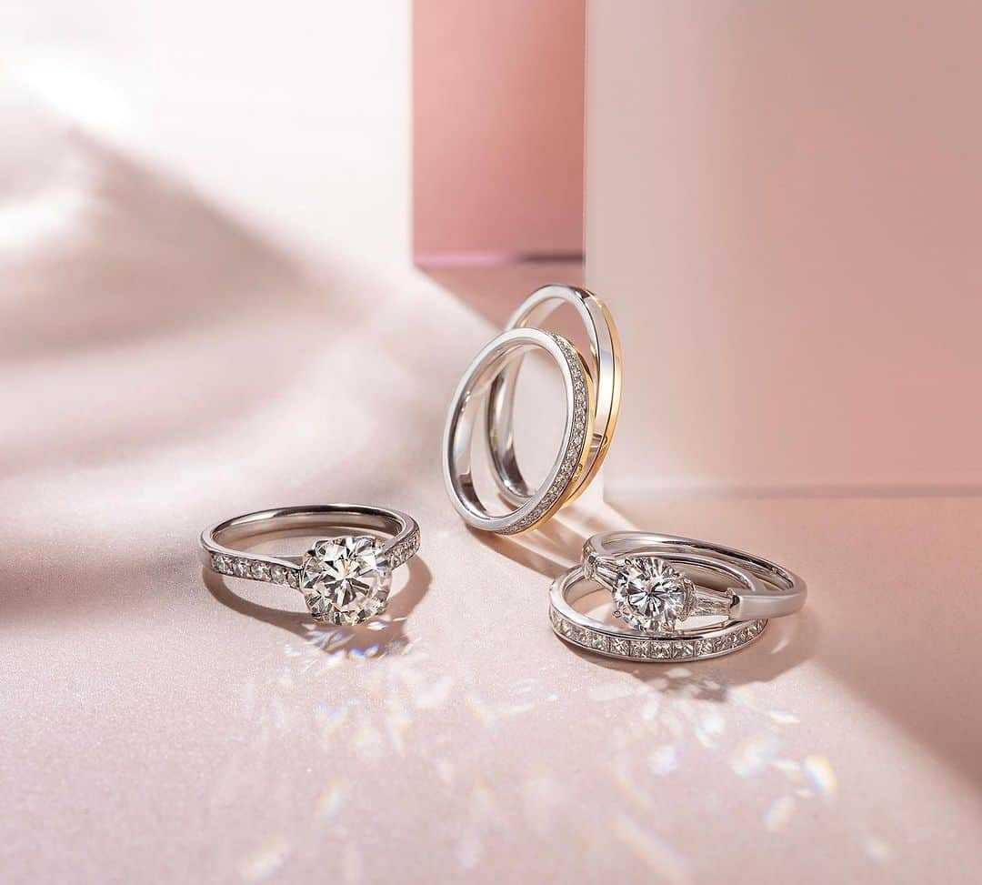 さんのインスタグラム写真 - (Instagram)「＼お持ち帰り可能 💍／ Bridal Ring Collection  『オーダー制作ではなく、すぐに持ち帰り可能な 　ブライダルリングが欲しい！』 多くのお客様からのご要望にお応えして完成品の ブライダルリングのお品揃えを大幅に拡充しました。  『予約無しで短時間で気軽に下見をしたい』 『サンプルリングではなく本物で装着感を確かめたい』 そんな方にもおすすめ💍  人気のデザインを多数取り揃えておりますので ご試着だけでもお気軽にどうぞ💁🏻‍♀️  GALA JEWELRY  おかちまち本店 / ‪03-3836-3030‬  ＋─＋─＋─＋─＋─＋─＋─＋─＋─＋─＋─＋─＋  #GALA #ガラ #婚約指輪 #結婚指輪 #ブライダルリング #エンゲージリング #マリッジリング #婚約 #結婚指輪選び #結婚指輪探し #婚約指輪選び #婚約指輪探し#プレ花嫁 #プレ花嫁さんとつながりたい #プロポーズ準備　#花嫁準備  #結婚準備　#結婚指輪オーダー #エタニティーリング  #ダイヤモンドリング #2023年秋婚 #2023年冬婚  #engagementring  #weddingring」8月25日 18時35分 - gala_okachimachi