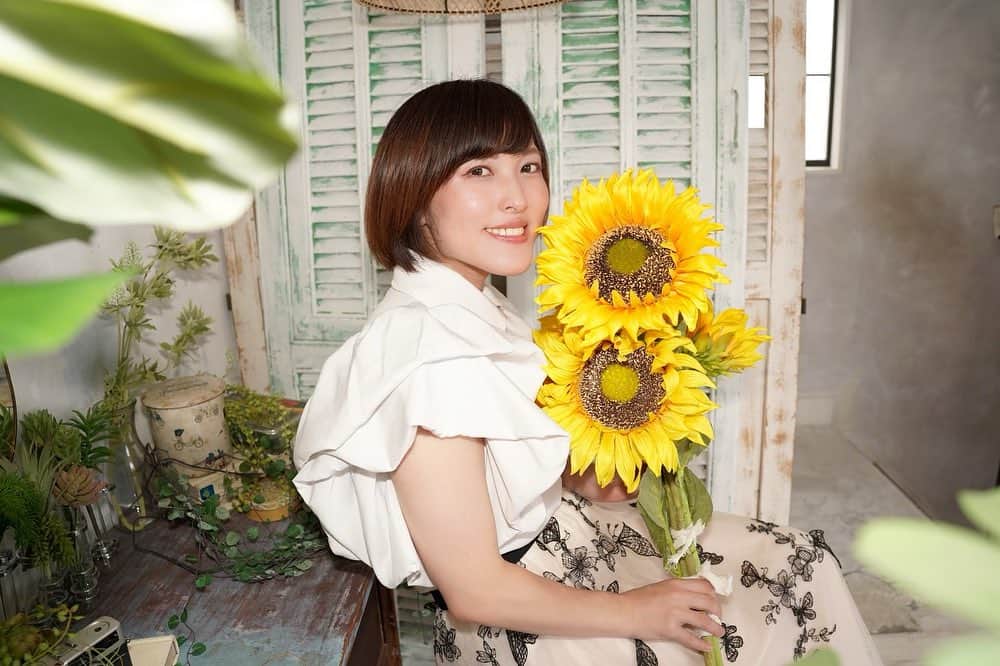 可愛ゆりあのインスタグラム：「ひまわり🌻  #被写体　#被写体モデル  #撮影モデル　#モデル #ひまわりと #ポートレート　#ポートレート撮影 #portrait」
