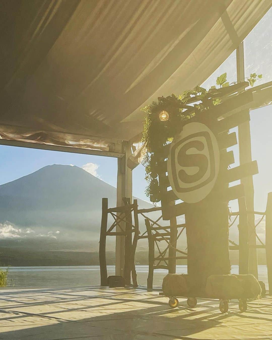AZUSAのインスタグラム：「この景色。  SWEET LOVE SHOWERにまた来たくなる理由。  #ラブシャ #スペシャ #富士山 #山中湖」