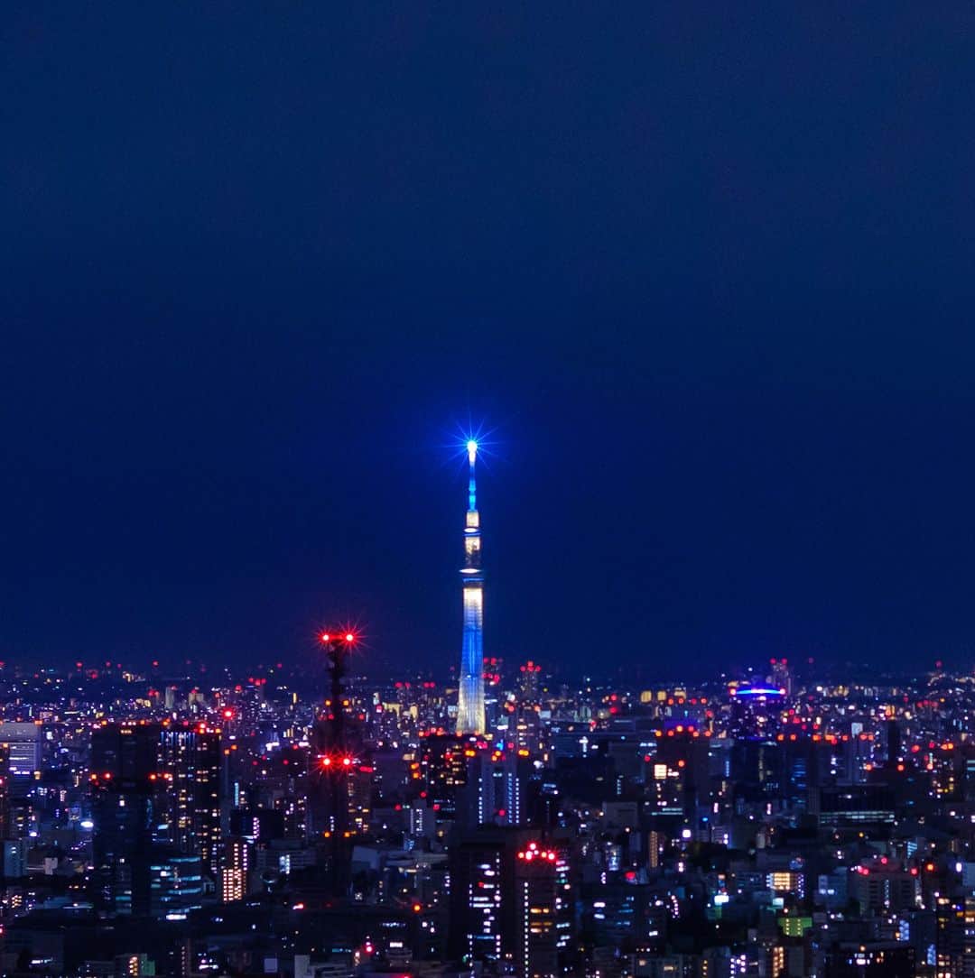 Park Hyatt Tokyo / パーク ハイアット東京のインスタグラム：「The Tokyo Skytree is the tallest structure in Japan, with a height of 634 m (2,080 ft). On a clear day you can see the sparkling building from Park Hyatt Tokyo.  ライトアップされたスカイツリーが晩夏の空に映えて。  Share your own images with us by tagging @parkhyatttokyo ————————————————————— #ParkHyattTokyo #ParkHyatt #skytree #viewfromhotel #パークハイアット東京 #スカイツリー #東京スカイツリー #ライトアップ #東京の空」