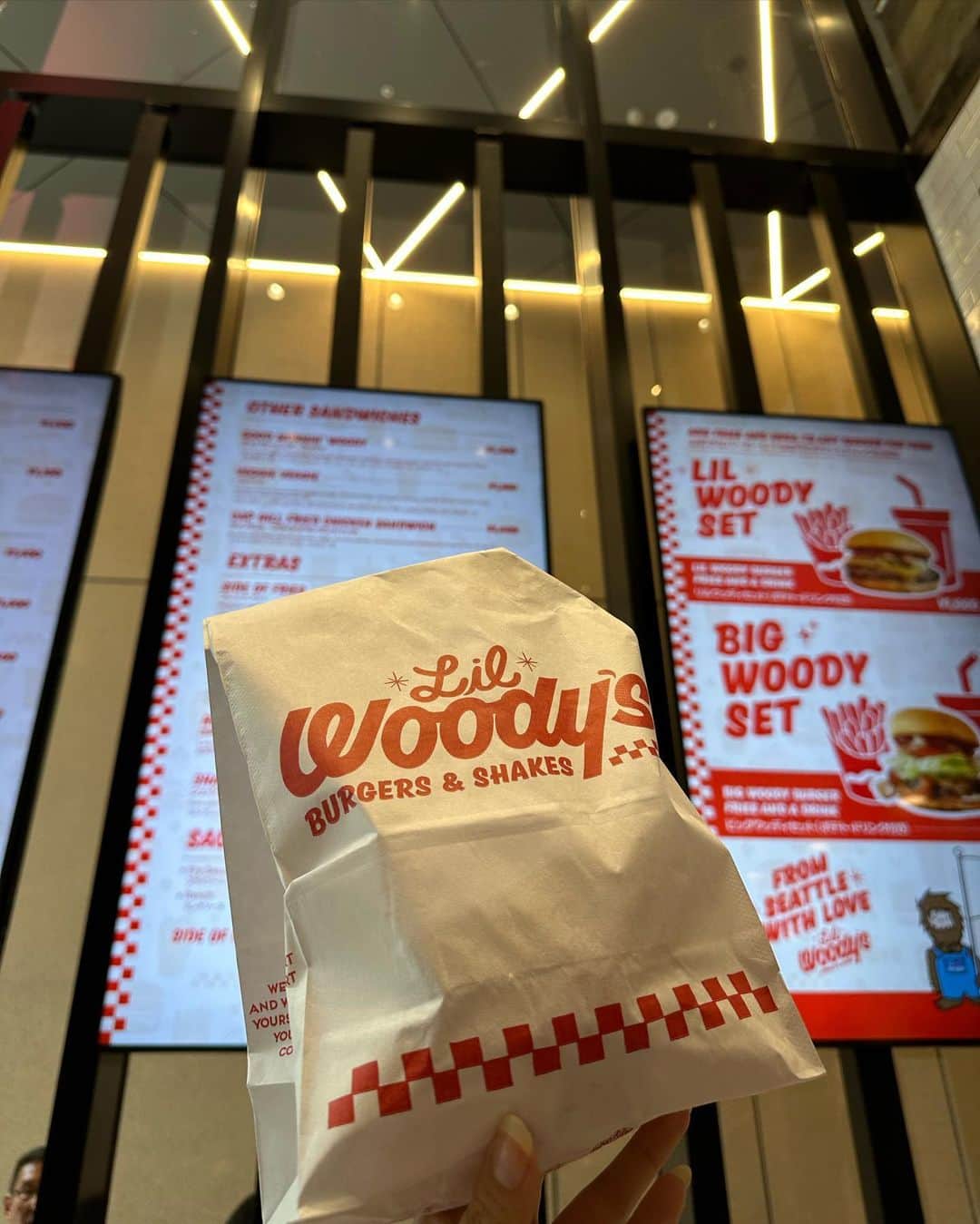 唯可（yuika）さんのインスタグラム写真 - (唯可（yuika）Instagram)「8月24日に渋谷の道玄坂に 道玄坂通が開通🫶  一足お先に遊びに行ってきたんだけど、私が好きな 飲食店がたくさん入っててこれは通うこと決定😎👌  日本初上陸のLi'l Woody'sも入ってたよ！ ハンバーガー食べたんだけど お肉がしっかりしてて美味しかった🥹🍔  キャラクターのドンペンもいらっしゃいました🤗 写真撮るの忘れた←  渋谷でランチするのにも良さそう！ みんなも行ってみてね✨  #渋谷#道玄坂通#道玄坂#渋谷グルメ#LilWoodys#ハンバーガー#ランチ#渋谷ランチ#渋谷スイーツ#サラダランチ#ジェラート#pr」8月25日 18時30分 - yu.i.k.a