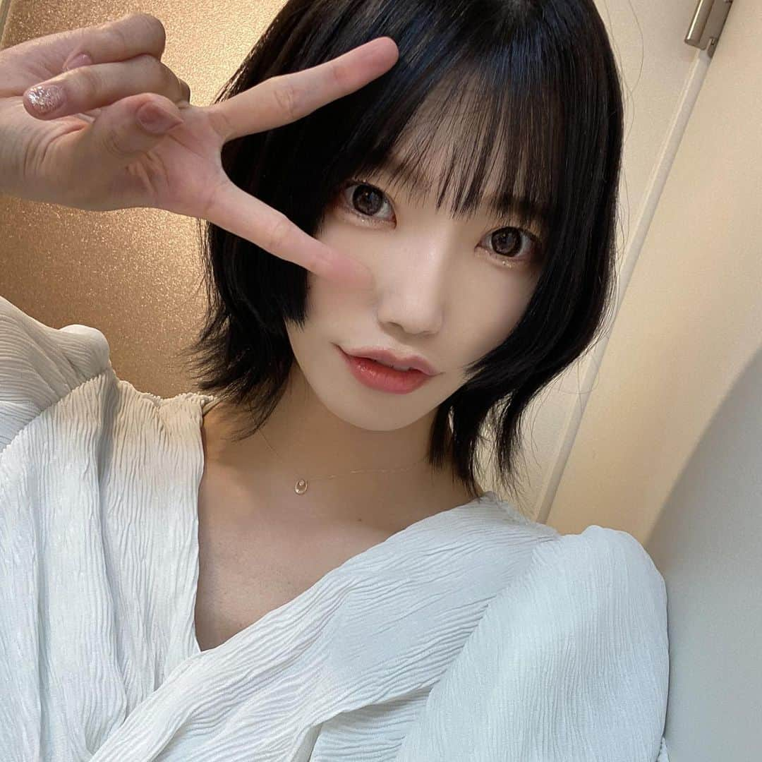 石原美沙紀さんのインスタグラム写真 - (石原美沙紀Instagram)「髪型ちぇんじした🩵✂️  #ブルーブラック　#レイヤーボブ　#데일리　#셀카　#일본　#친구해요 #instagood #instalike #instafashion #japanesegirl #cute  #アイドル  #selfie #followme #likeforlikes  #写真好きさんと繋がりたい#idol #japanese  #フォローミー　#follow #モデル #推し」8月25日 18時33分 - misaki_ishihara99