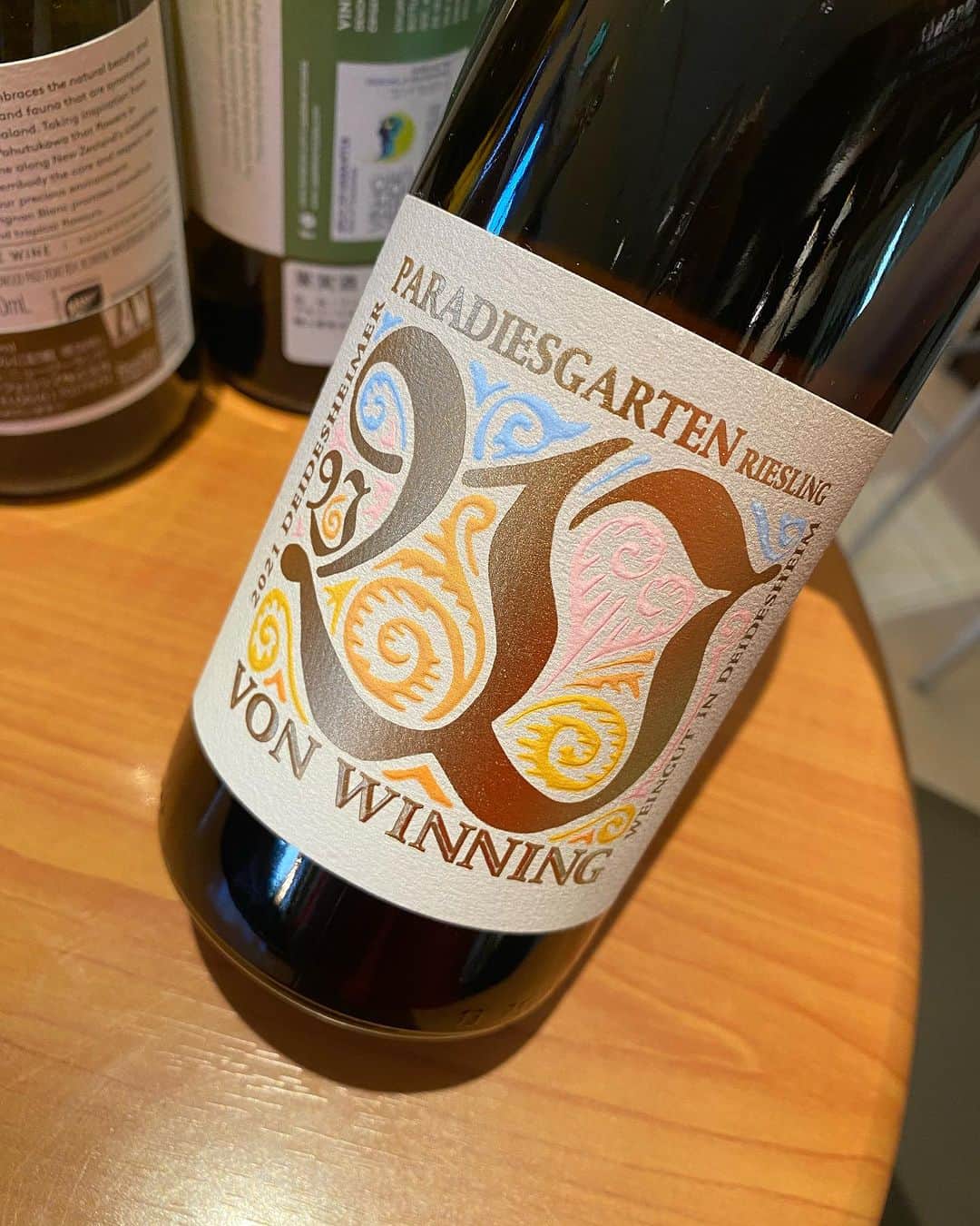 浅井未歩さんのインスタグラム写真 - (浅井未歩Instagram)「私の好きなワイン屋さん。🍾 自然派ワインのお店「ORgaLi(オーガリ)」   ライブのフライヤーを置きにお邪魔したら 夏におすすめのワインがあると！  ４本ぐらいあったんだけど 特にいいなと思ったのが、  フォンイニングという生産者のドイツのワイン。 リースリングという品種なんだけど、  まずラベルがかわいいw 見た目大事よ！  そしてワインの香りが華やかで、味もふくよか、キレもある感じで蒸し暑い日に最適。  さっぱりした魚料理に良く合うんだって！  ラベルが可愛いからギフトにもいいね！  暑い日、まだまだ続きそうなので 美味しいもの食べて乗り切っていきたいですね🔥  ___________________  夏におすすめのワイン、今だけ4本セットでお得に購入できるらしい🔥🔥🔥  ↓↓↓ 4本セット/11,000円(税込)  オーガリさんInstagramのプロフィールにありますURL からネット購入できます！(店頭購入も可)  このセットは数量限定なのでお早めに✨  ☑️オーガリ公式Instagram↓↓ @orgali2007   ＼「ORgaLi(オーガリ)」 素敵ポイント3つ／  ⑴自然派ワインの品揃えが豊富 無農薬のぶどうを使い 酸化防止剤を極力抑えて作られた自然派ワインの品揃えが豊富。 飲んでも頭が痛くならない自然派ワイン。  ⑵日替わりの自然派ワインをグラス1杯750円から”ノーチャージ”で飲めて、気に入ったら買って帰れる！！！  ⑶ワインについての詳しい説明をJSA認定ソムリエの竹谷店長がものすごくわかりやすく教えてくれる。  どんな料理に合わせればいいのか どんな相手に どのようなシチュエーションにふさわしいワインなのかがわかるから ワイン選び、プレゼント選びに困らない！   ___________________  ___________________  #ワイン #自然派ワイン  #札幌すすきの #オーガリ #自然派ワインのお店 #自然派ワインが飲めるお店  #自然派ワインショップ  #自然派ワインバー」8月25日 18時34分 - asaimiho____24