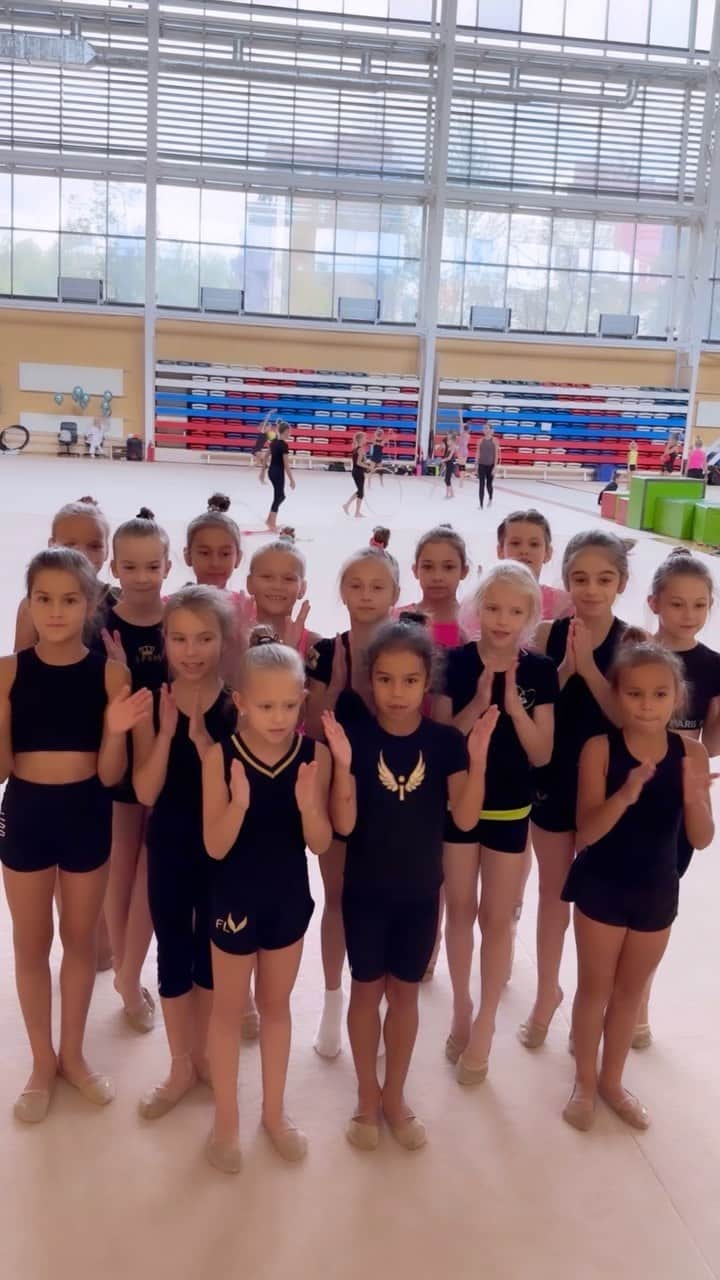 Veronika Rudychevaのインスタグラム：「Врываемся в последние выходные августа🎉 Скоро школа, много тренировок и соревнований🫣И не знаешь🤔радоваться или грустить😂  #ritmicgymnastic #ritmicgymnastics #rg #ritmicgymnastic❤ #художественнаягимнастика #художественнаягимнастикамосква #гимнастика #рекомендации #выходные」