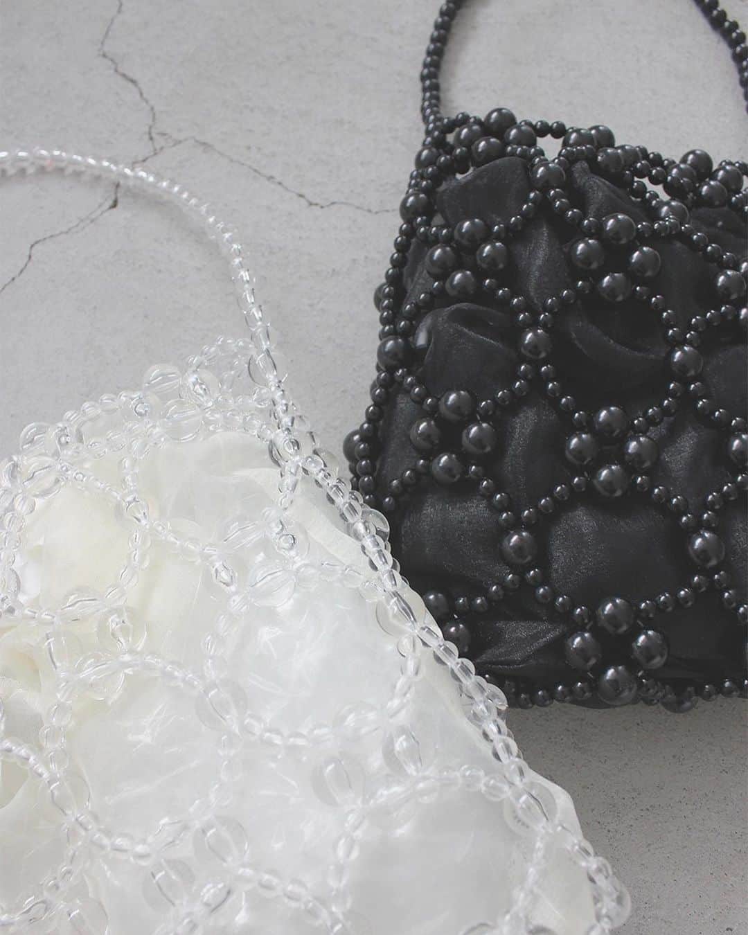 kaene －カエン－さんのインスタグラム写真 - (kaene －カエン－Instagram)「- new -  🏷️Circle beaded bag / サークルビーズバッグ_No.040114 ▪︎color : off white / black ▪︎size : FREE 縦20cm×横15cm  巾着付きのデザインバッグ。 印象的なデザインは、ドレスをより華やかに仕上げたい方にお勧め。 浴衣にもコーディネートいただけます🫧  #kaene #ドレスコーデ  #お呼ばれコーデ  #パーティバッグ」8月25日 18時45分 - kaene_official