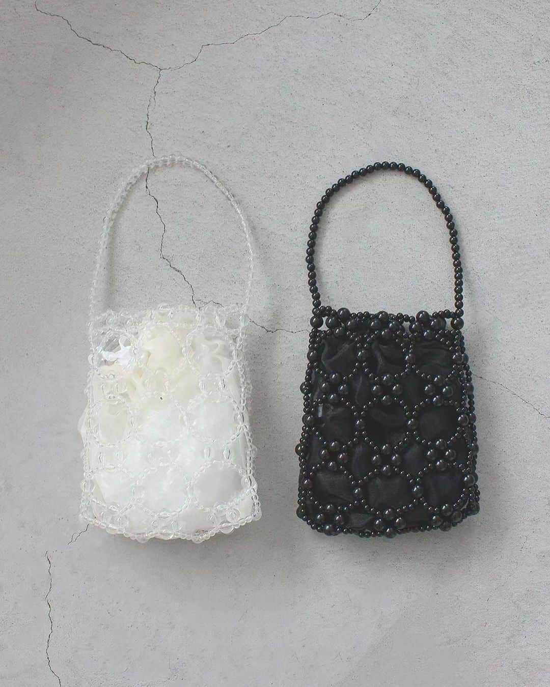 kaene －カエン－さんのインスタグラム写真 - (kaene －カエン－Instagram)「- new -  🏷️Circle beaded bag / サークルビーズバッグ_No.040114 ▪︎color : off white / black ▪︎size : FREE 縦20cm×横15cm  巾着付きのデザインバッグ。 印象的なデザインは、ドレスをより華やかに仕上げたい方にお勧め。 浴衣にもコーディネートいただけます🫧  #kaene #ドレスコーデ  #お呼ばれコーデ  #パーティバッグ」8月25日 18時45分 - kaene_official