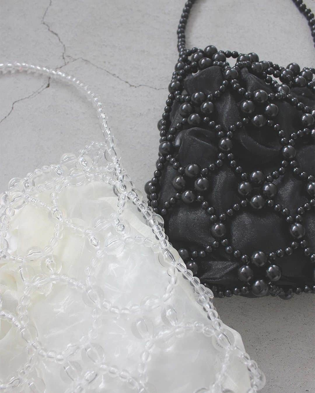 kaene －カエン－のインスタグラム：「- new -  🏷️Circle beaded bag / サークルビーズバッグ_No.040114 ▪︎color : off white / black ▪︎size : FREE 縦20cm×横15cm  巾着付きのデザインバッグ。 印象的なデザインは、ドレスをより華やかに仕上げたい方にお勧め。 浴衣にもコーディネートいただけます🫧  #kaene #ドレスコーデ  #お呼ばれコーデ  #パーティバッグ」