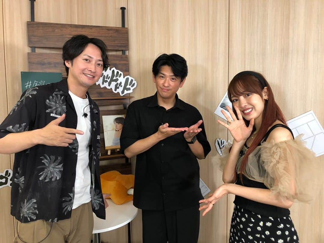 渋江譲二のインスタグラム：「8/27（日曜）20:00〜配信 ニコニコチャンネル＋『#飯窪春菜のマンガ1日1冊』に賀集利樹さんとお邪魔しました！！  小さい頃からこれまでのマンガ遍歴や思い出に残るマンガ、 3人それぞれの今みんなにオススメしたいマンガをご紹介させていただいております🤩  思い返すとマンガって自分に大きい影響を与えてるんですよね。 番組中にもそんな話しますが、自分のおもしろいと感じる感覚のほとんどを作ってくれたマンガや、知識を植え付けてくれたマンガ、、、 「大切なことはマンガから教わった！」という人がいますが、まさにそれかも。  やはり生きていくうえでマンガは欠かせません📚📚📚 新しく読むマンガを探している方は是非ご覧ください！！  ※飯窪さんにWEAR（ファッション投稿アプリ）見てますって言ったら、初めて言われました！って言われました  #飯窪春菜 #賀集利樹  #渋江譲二」