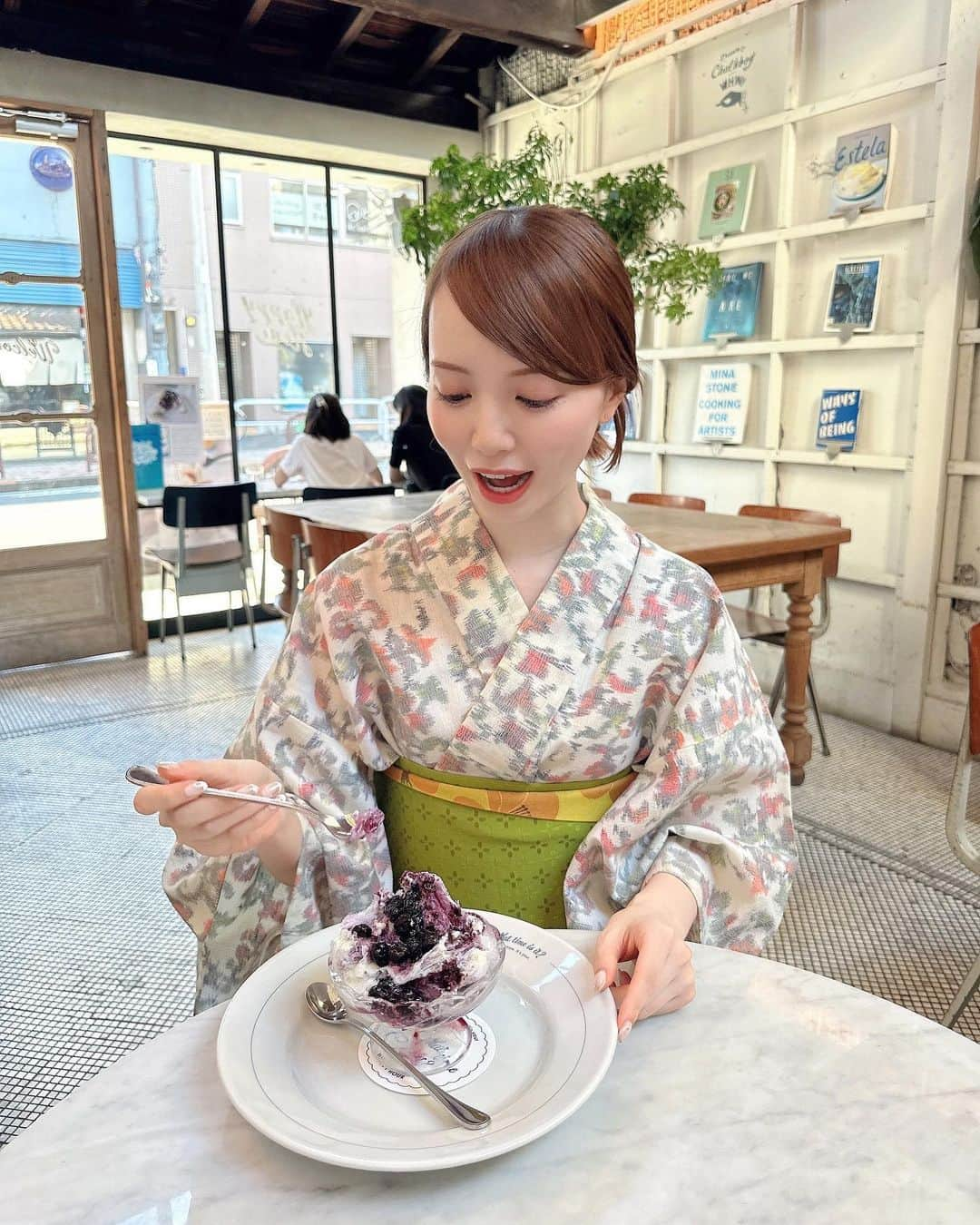 山根千佳さんのインスタグラム写真 - (山根千佳Instagram)「. . かき氷の季節ですね🍧  プライベートでも仲良しの ヘアメイクのみなちゃんと♡♡ 撮影の合間に🫠  hair &make @minako_narabayashi ☺️💕 いつもありがとう！！！  昔から浴衣やお着物を着れると とっても幸せな気持ちになる🌼  そして明日はTSK18:00〜 「SOUP」生放送です🫧 . . #かき氷 #かき氷巡り #かき氷部 #かき氷🍧  #かき氷好きな人と繋がりたい #かき氷大好き  #かきごおりすと #かきごおり #カキ氷 #山根千佳  #東京かき氷 #かき氷カフェ #浴衣 #浴衣女子　 #happyhour #ハッピーアワー #広尾カフェ #恵比寿カフェ #カフェ巡り #カフェ部 #広尾  #カフェ好きな人と繋がりたい #カフェ活  #カフェスタグラム #東京カフェ #恵比寿グルメ #浴衣ヘアアレンジ #浴衣デート #浴衣撮影」8月25日 18時38分 - yamane_chika