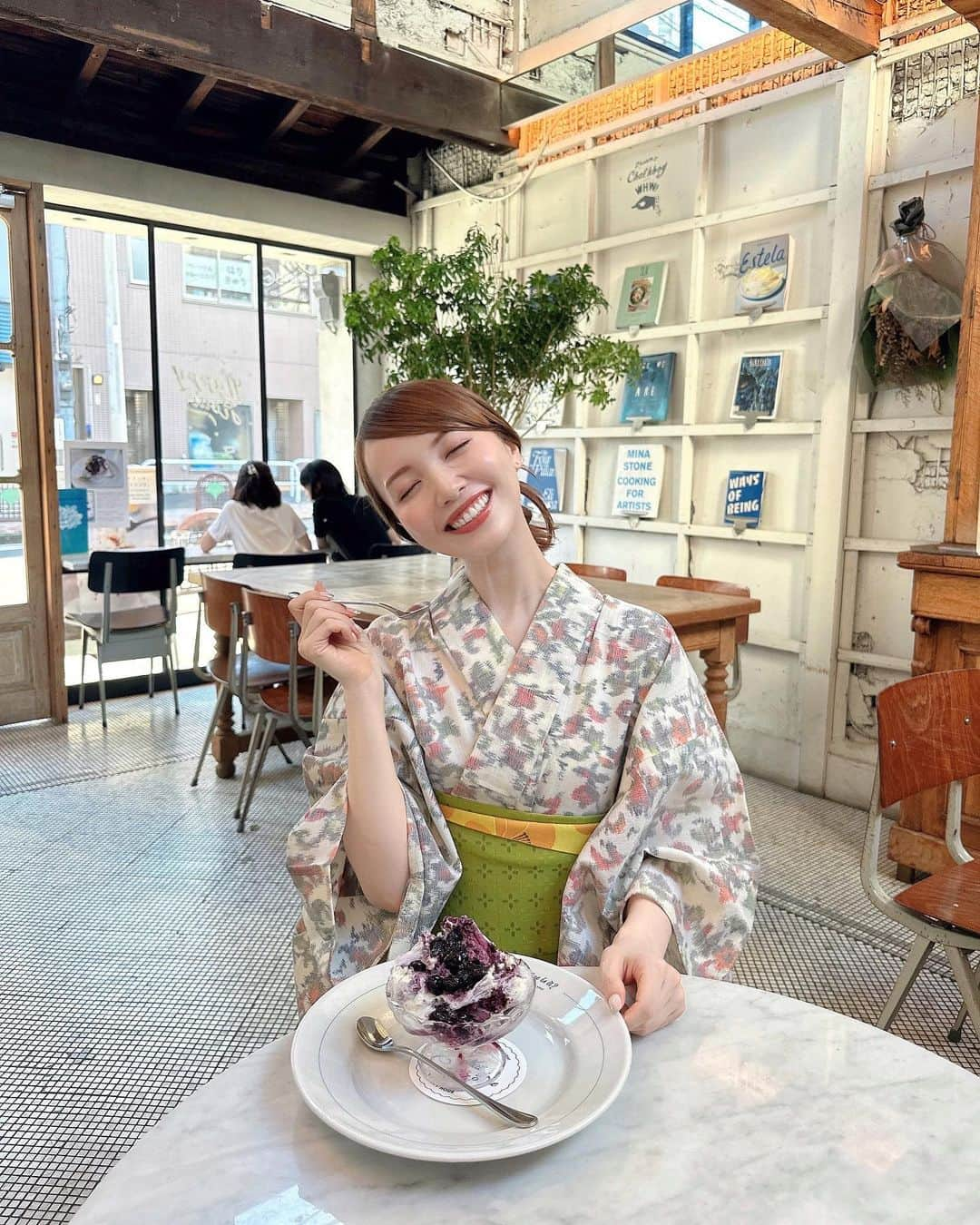 山根千佳さんのインスタグラム写真 - (山根千佳Instagram)「. . かき氷の季節ですね🍧  プライベートでも仲良しの ヘアメイクのみなちゃんと♡♡ 撮影の合間に🫠  hair &make @minako_narabayashi ☺️💕 いつもありがとう！！！  昔から浴衣やお着物を着れると とっても幸せな気持ちになる🌼  そして明日はTSK18:00〜 「SOUP」生放送です🫧 . . #かき氷 #かき氷巡り #かき氷部 #かき氷🍧  #かき氷好きな人と繋がりたい #かき氷大好き  #かきごおりすと #かきごおり #カキ氷 #山根千佳  #東京かき氷 #かき氷カフェ #浴衣 #浴衣女子　 #happyhour #ハッピーアワー #広尾カフェ #恵比寿カフェ #カフェ巡り #カフェ部 #広尾  #カフェ好きな人と繋がりたい #カフェ活  #カフェスタグラム #東京カフェ #恵比寿グルメ #浴衣ヘアアレンジ #浴衣デート #浴衣撮影」8月25日 18時38分 - yamane_chika