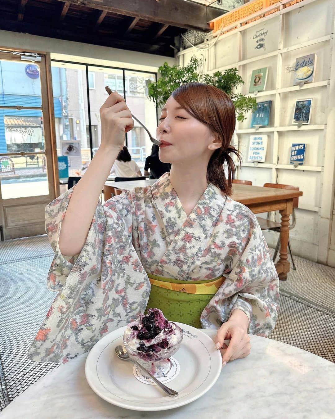 山根千佳さんのインスタグラム写真 - (山根千佳Instagram)「. . かき氷の季節ですね🍧  プライベートでも仲良しの ヘアメイクのみなちゃんと♡♡ 撮影の合間に🫠  hair &make @minako_narabayashi ☺️💕 いつもありがとう！！！  昔から浴衣やお着物を着れると とっても幸せな気持ちになる🌼  そして明日はTSK18:00〜 「SOUP」生放送です🫧 . . #かき氷 #かき氷巡り #かき氷部 #かき氷🍧  #かき氷好きな人と繋がりたい #かき氷大好き  #かきごおりすと #かきごおり #カキ氷 #山根千佳  #東京かき氷 #かき氷カフェ #浴衣 #浴衣女子　 #happyhour #ハッピーアワー #広尾カフェ #恵比寿カフェ #カフェ巡り #カフェ部 #広尾  #カフェ好きな人と繋がりたい #カフェ活  #カフェスタグラム #東京カフェ #恵比寿グルメ #浴衣ヘアアレンジ #浴衣デート #浴衣撮影」8月25日 18時38分 - yamane_chika