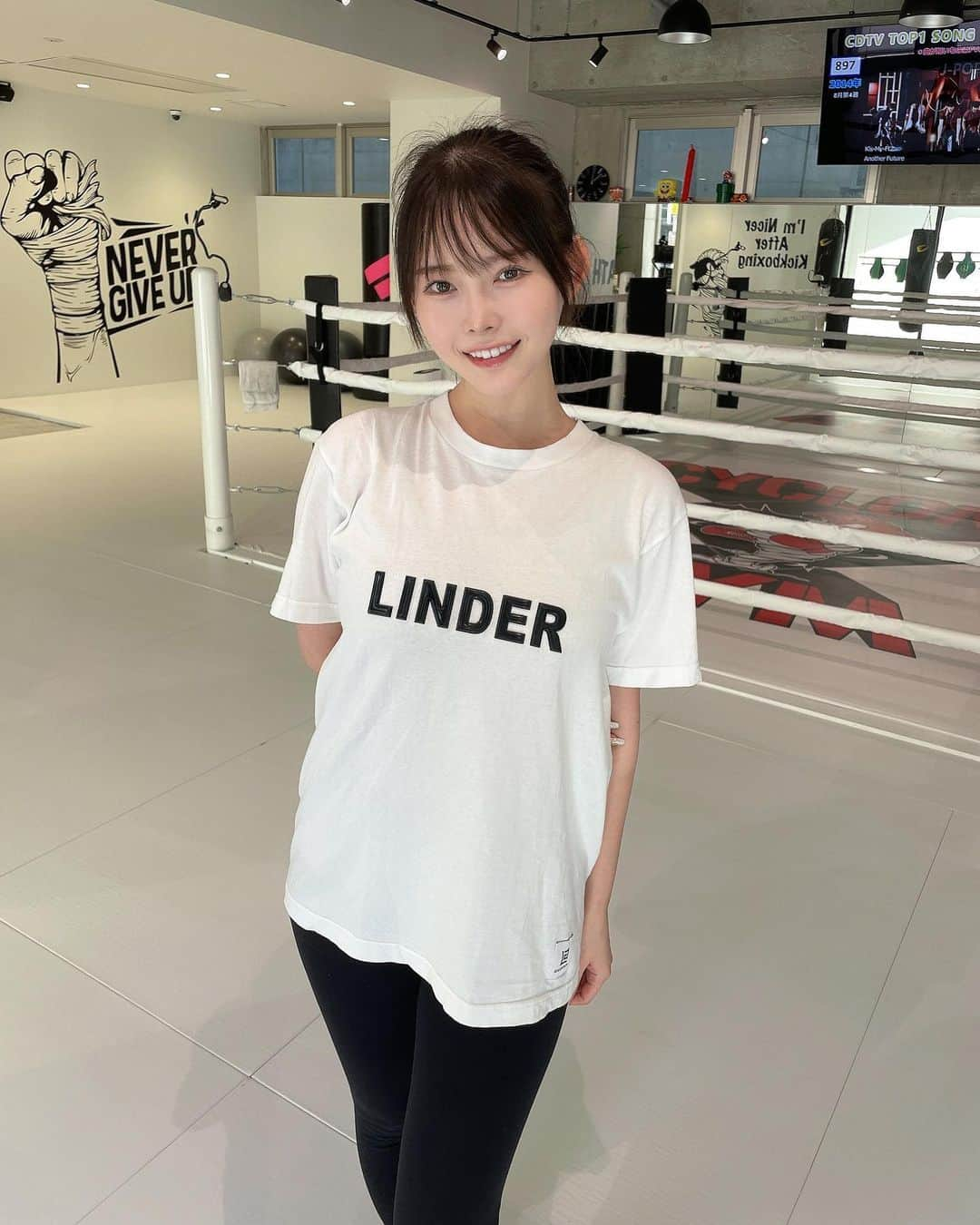 伊川愛梨のインスタグラム：「昨日はキック行ってきました✨  こちらのTシャツは、日常使い出来るをコンセプトにしているゴルフウェアブランド『LINDERTHON GOLF』のものです！  ジムや私服など日常でも着やすいシンプルなデザインで、メンズ物がメインになってます⭐️  #linderthon #linderthongolf  @linderthon_official  #キックボクシング @cyclone_gym1 @k.m.1216」