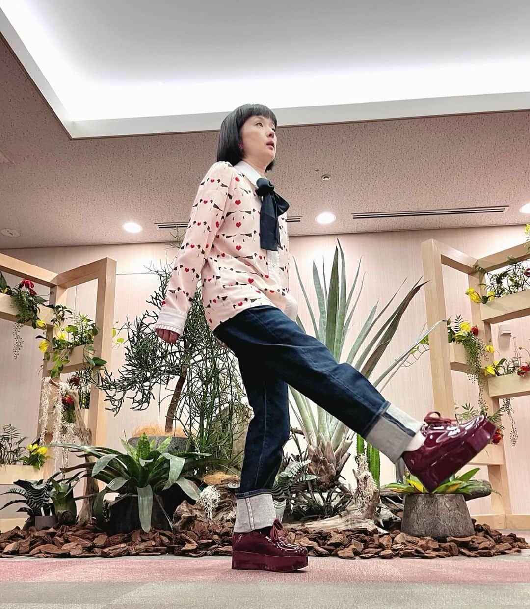 千秋のインスタグラム：「今まで生きた分より長く生きられる保証なんて全然ないんだからさ👞  #ノンストップ #フジテレビ #生放送 #miumiu #厚底便利」