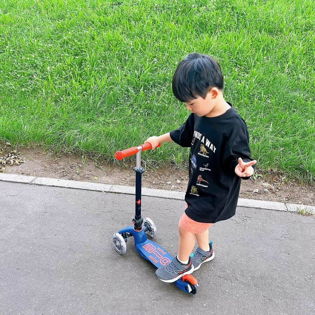 microscooters_japanのインスタグラム：「4歳の誕生日プレゼント🎁  最初に言います。 マジで、毎日乗ってます！🤣 　 休みの日も、平日の保育園の後も… 毎日毎日「スクーターやりたい！」と 公園に通っては日が暮れるまで乗り続けています🛴🌆 ちなみに今日も行きました笑 　 まさかこんなにハマるとは。 母もびっくりです。 　 　 このスクーターは3輪で安定感があり、 小さい子供でも乗りやすい◎ 　 運動神経が良いとは言えない息子ですが、 乗れば乗るほどに上達していき、 いまではブレーキも使いこなすようになりました☺️ 　 　 ネイビー×レッドの配色もお気に入りのようで、 とっても喜んでくれました❤️💙 　 日が落ちて暗くなると、 タイヤのLEDが綺麗にキラキラ光る💫 交通安全の面でも嬉しいポイントです。 　 　 また、とっても軽量で折りたたみもワンタッチ◎ 大人も子供も扱いやすくてありがたいです😊 　 お子さんやお孫さんへのプレゼントに とってもおすすめです！🎂🎁❤️ 　 　  ------------------------------------------ @dosanko_yuyuさんに⁡⁡⁡⁡⁡ #ミニマイクロ折りたたみデラックスLED　⁡⁡⁡⁡ にお乗りいただきました❤⁡⁡⁡⁡⁡ ありがとうございます☺✨⁡⁡⁡⁡⁡ ⁡⁡⁡⁡ ⁡ ▶ミニマイクロ折りたたみデラックスLED⁡⁡⁡⁡⁡ ⁡⁡⁡⁡⁡ ワンタッチで簡単に折りたたむことができるので⁡⁡⁡⁡⁡ 持ち運び、収納がとっても便利💕⁡⁡⁡⁡⁡ ⁡⁡⁡⁡⁡ 2歳からお使いいただけます👦👧⁡⁡⁡⁡⁡ ⁡⁡⁡⁡⁡ お子様本人が体重移動をすることで簡単に方向転換をすることができ⁡⁡⁡⁡⁡ 走ると光るLEDタイヤ付きで走るたびルンルンウキウキ🎵⁡⁡⁡⁡⁡ ⁡⁡⁡⁡⁡ タイヤ部分のLEDは電池、充電必要ないので⁡⁡⁡⁡⁡ とても便利です🔋🙅❕⁡⁡⁡⁡⁡ ⁡⁡⁡⁡⁡ 暗い場所でもどこにいるかすぐに分かるので⁡⁡⁡⁡⁡ 保護者の方も安心です😊⁡⁡⁡⁡⁡ ⁡⁡⁡⁡⁡ ブレーキもついているから⁡⁡⁡⁡⁡ 安心してお使いいただくことができます💛⁡⁡⁡⁡⁡ ⁡⁡⁡⁡⁡ 楽しく運動神経、バランス感覚を鍛えることができる⁡マイクロスクーターのキックボードはいかがですか？😉💛⁡⁡⁡⁡⁡ ⁡⁡⁡⁡⁡ 商品の詳細、購入、お問い合わせはプロフィールのリンクをclick👆⁡⁡⁡⁡⁡ ⁡⁡⁡⁡⁡ ⁡⁡⁡⁡⁡ ⁡ ⁡⁡⁡⁡⁡ #マイクロスクーター⁡⁡⁡⁡⁡ #マイクロキックボード⁡⁡⁡⁡⁡ #キックボード⁡⁡⁡⁡⁡ #二輪車　#三輪車⁡⁡⁡⁡⁡ #2歳 #3歳 #4歳 #5歳 #6歳⁡⁡⁡⁡⁡ #マイクロスクーター⁡⁡⁡⁡⁡ #マイクロキックボード⁡⁡⁡⁡⁡ #マイクロミニ折りたたみ⁡⁡⁡⁡⁡ #2歳 #3歳#誕生日プレゼント⁡⁡⁡⁡⁡ #プレゼント #キックボード⁡⁡⁡⁡⁡ #キックスクーター #子育て⁡⁡⁡⁡⁡ #マイクロミニ #男の子ママ⁡⁡⁡ #外遊び #週末お出かけ #夏休み」