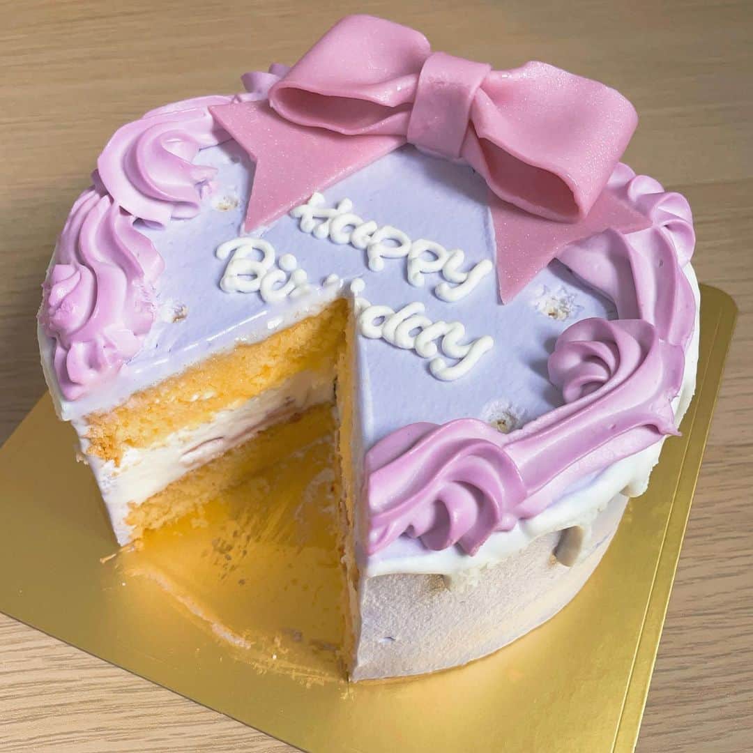 川本愛彩さんのインスタグラム写真 - (川本愛彩Instagram)「. 8月24日My Birthday🎂💜 今年のバースデーケーキは オーダーメイドケーキ専門店~Cake with~ @cakewith_tokyo さんにて注文🥰  色、形、デザインから自分の好みに選べて とっても可愛い😍 こんな可愛いケーキは初めて!! 中にはいちごも入っていて 味も最高に美味しかったぁ🥹  素敵なケーキをありがとうございます💕 サプライズには写真付きのケーキもいいよね🤭 みんながデザインしたケーキを見て 同じものを注文する事もできるよ!!  Birthday、記念日、サプライズに是非💕 みんなcheckしてみてね😘 . . . #cakewith #cake #リボン #可愛い #ケーキ #birthday #バースデーケーキ #happybirthday #美味 #可愛すぎる  #cakewith_pr」8月25日 18時53分 - aya_s.collection