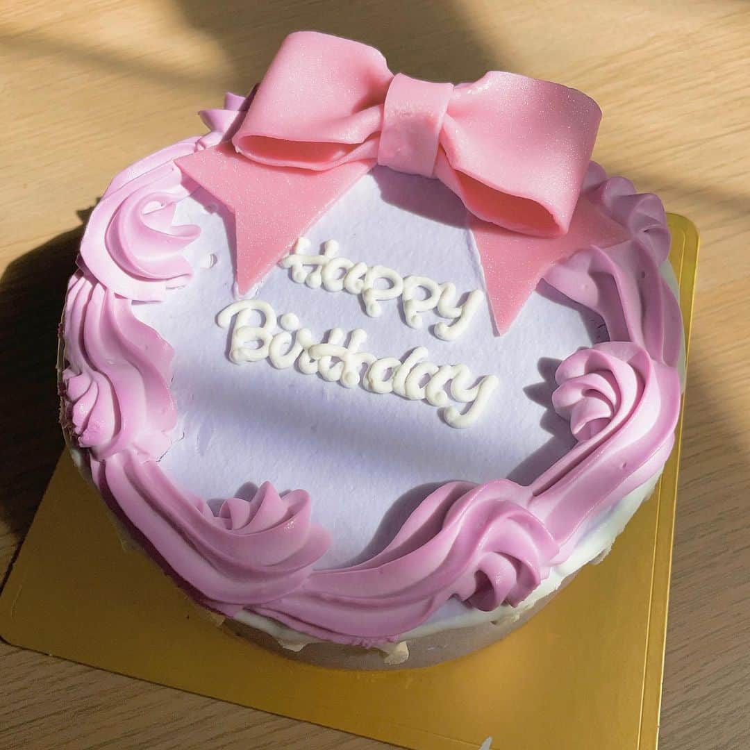 川本愛彩のインスタグラム：「. 8月24日My Birthday🎂💜 今年のバースデーケーキは オーダーメイドケーキ専門店~Cake with~ @cakewith_tokyo さんにて注文🥰  色、形、デザインから自分の好みに選べて とっても可愛い😍 こんな可愛いケーキは初めて!! 中にはいちごも入っていて 味も最高に美味しかったぁ🥹  素敵なケーキをありがとうございます💕 サプライズには写真付きのケーキもいいよね🤭 みんながデザインしたケーキを見て 同じものを注文する事もできるよ!!  Birthday、記念日、サプライズに是非💕 みんなcheckしてみてね😘 . . . #cakewith #cake #リボン #可愛い #ケーキ #birthday #バースデーケーキ #happybirthday #美味 #可愛すぎる  #cakewith_pr」