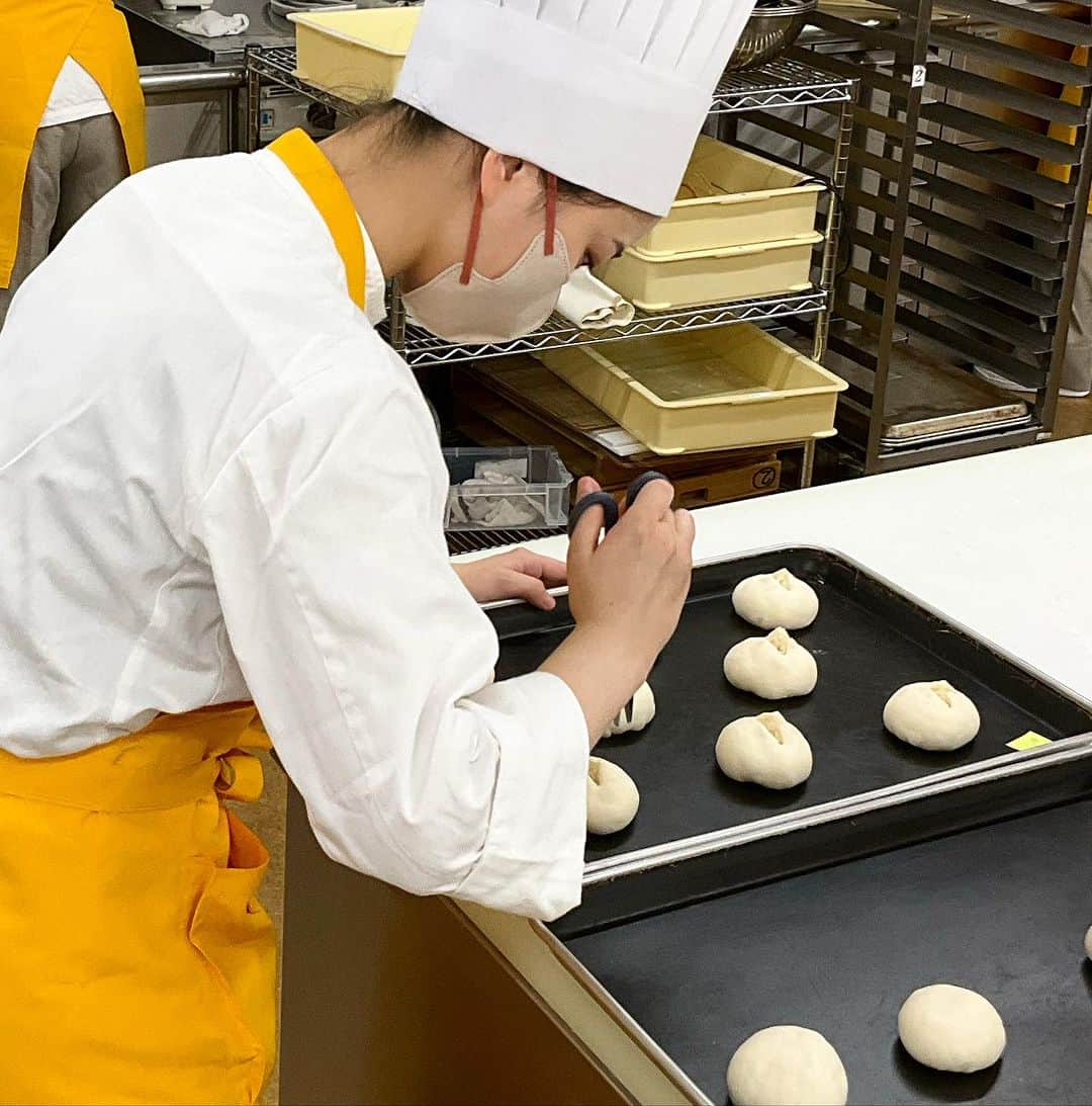 神戸製菓専門学校（公式）さんのインスタグラム写真 - (神戸製菓専門学校（公式）Instagram)「🥐1年間、最短で学んでプロのパン職人になろう✨👩‍🍳  夏休みが終わり、今日からまた授業が再開！  〜製パン本科(昼1年制)のココがすごい〜  🥐現場を意識したパン中心の1年間 1年間のカリキュラムのうち約84%が実習・演習❗️ しかもパン中心で学べる✨  🥐160種類以上のパンを修得 計量から仕上げまで全ての工程、160種類以上学びます❗️ 自信をつけて現場に出れる💪  🥐卒業後もサポート キャリアアップや開業などいつでもご相談ください❗️ パン製造技能士2級の対策講座も実施しています📝  普段どんな風に実習してるの？👀 初心者からでも本当に大丈夫？👀 気になる方はパン作りを体験できる オープンキャンパスに来てくださいね🍞✨😆 きっと安心していただけると思います！  ⚫️8/27(日)13:00-16:30  開業者スペシャルオープンキャンパス 「ベーグルサンド🥯」  ⚫️9/16(土)13:00-16:30 学校のコト・入試のコトオープンキャンパス 「ブルーベリー食パン🍞」  ⚫️9/24(日)13:00-16:30 学校のコト・入試のコトまるわかりオープンキャンパス 「ベーコンエピ🥓」  予約はプロフィールのURLや 公式LINEメッセージから✨📱 AOエントリーも受付中です😉  #神戸製菓 #神戸製菓専門学校 #製パン本科 #パン #パン作り #パン実習 #パン屋 #パン屋さん #パン活 #パン部 #パン教室 #パン好きな人と繋がりたい #神戸 #三ノ宮 #神戸パン #pattistagram2023」8月25日 18時53分 - kobeseika_info