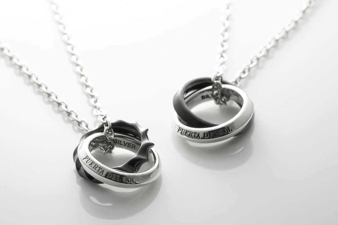 プエルタ・デル・ソルのインスタグラム：「♙ ♜ ♝ ♞ ♛ ♚ 【Ring Necklace】 それぞれ異なるリングでデザインされたリングネックレス✴︎✴︎✴︎ ブラックチタンコーティングとシルバーのコントラストにより、コーディネートが引き締まります✴︎✴︎✴︎  NE1205BK / ¥24,200 NE1204BK / ¥24,200  #PUERTADELSOL #プエルタ #プエルタデルソル #accessory  #jewelry #ジュエリー #アクセサリー #メンズアクセサリー #レディースアクセサリー #リング  #ring #necklace  #ネックレス #pierce  #ピアス  #bracelet  #ブレスレット #bangle  #バングル  #madeinjapan  #fashion  #tokyo #japan  #恵比寿 /03-5489-9470 @puertadelsol_official  #大阪 /06-6136-5345  @puertadelsol_osaka」