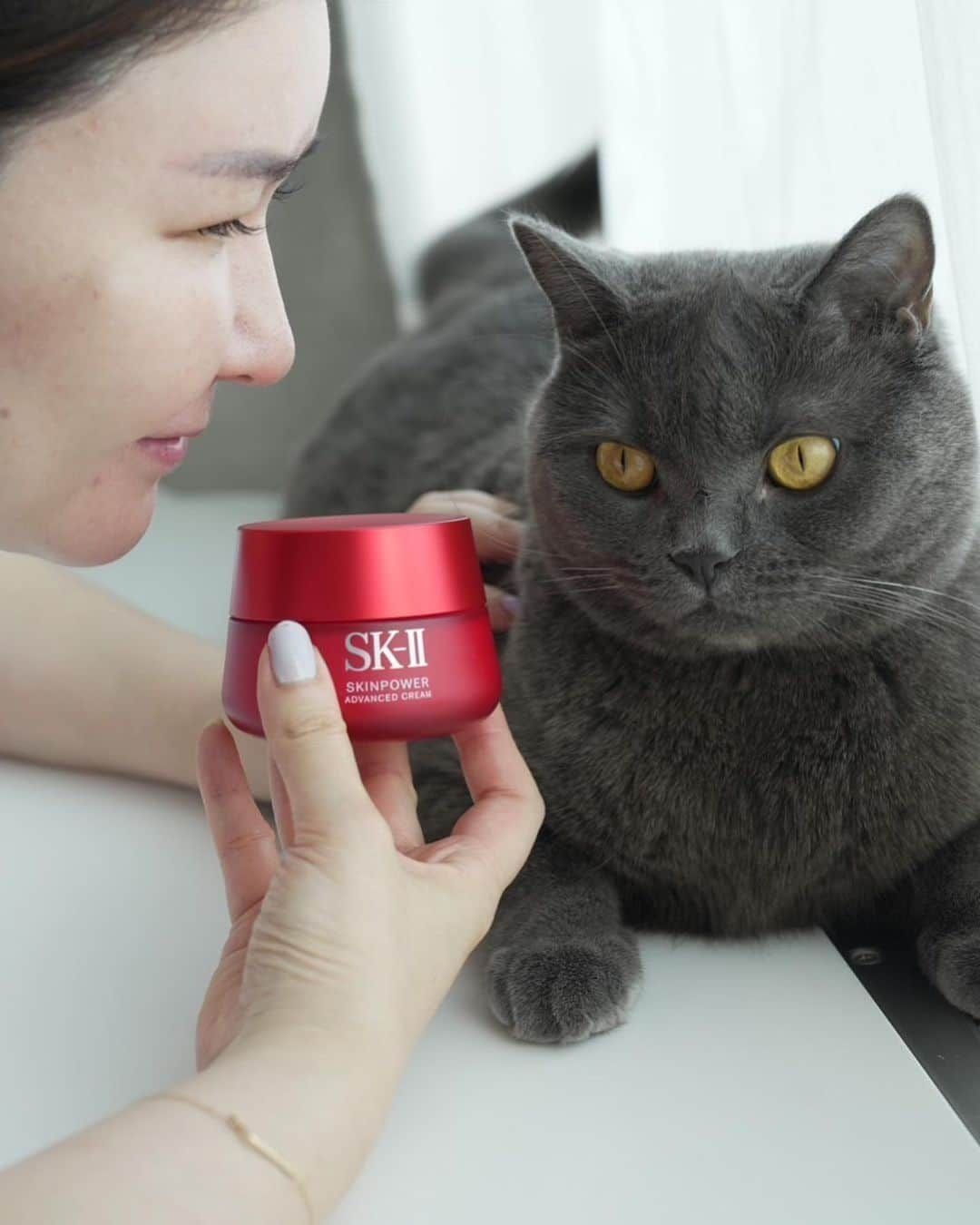 kawakami momokoさんのインスタグラム写真 - (kawakami momokoInstagram)「@skii から２年ぶりの新商品❤️​  大好きなスキンパワーがパワーアップして３年ぶりにリニューアル🎉​  エイジングサインの火種に狙いを定めてアプローチするスキンパワー アドバンスト クリーム は​  私たち世代の悩みに寄り添ってくれる製品。（もちろん若い頃から使い始めるのもおすすめです）​  SK-IIといえばの成分、ピテラ™に加え、キレンカエキスが配合され、高い保湿感が魅力的です😍​  ※ ピテラ™ :特別な酵母の株から、独自のプロセスで発酵させ生み出した、 SK-IIだけの天然由来成分(SK-II独自のガラクトミセス培養液-整肌保湿成分) ​ エイジングの火種:ハリの低下、乾燥による小じわ、キメの乱れ、毛穴の目立ちを引き起こす乾燥状態 ​  ​最近、たるみ毛穴に悩んでいる私にも嬉しいアイテム😃​  浸透力にもこだわった独自のテクスチャーは滑らかで、塗った後の肌はいつまでも触っていたくなるぐらい、もちもち💓​  使い始めてから、朝の洗顔後の自分の肌にハリ感に自信を持てるようになった気がします。（個人的感想です）​  ​夜、首やデコルテまでたっぷり塗るスペシャルケアがお気に入り⭐️​  ​私はメイクの中で、クリームが一番好きで、若い頃からたっぷりクリームを使っているので​ 今の肌があると思ってます。クリームをきちんと使うことがハリ、ツヤを保つ秘訣です！​  ​#SKII #スキンパワーアドバンストクリーム​」8月25日 18時46分 - momoko.kawakami.29