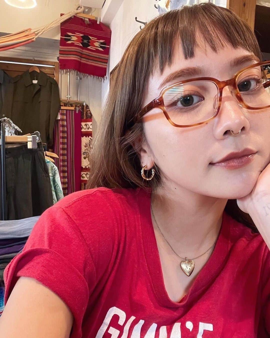 JINS公式のインスタグラム：「“ファッション×アイウエア“の旬なルックを提案するJINS OUTFITで、メガネの着こなしをチェック。  久恒美菜さん @_mimico_  ■styling■ 秋の訪れを感じさせるオータムカラーのグラスでスタイリング。 クラシックなバッグと深めのリップを合わせればさらに季節感がアップ。  着用品番：UCF-23A-066 286  ※在庫状況は店舗により異なります。  【JINS OUTFIT】 アイウエアという呼び名のように、メガネは着こなすもの。旬のファッションに。その日の着こなしに。そのときの気分に。あわせやすいのはどんなメガネだろう。あわせたいのはどんな一本だろう。 さぁ、そのシーズンの着こなしにコーディネートする、そのシーズンのアイウエアを。ファッションから見つける、選ぶ、そんな新しいアイウエアの買い方を、JINSから。  #jins #ジンズ #JINSTODAY #jinsoutfit #古着コーデ #ミリタリー  【着用ブランド・コスメブランド】 #JINS #LLbean  @jins_japan  @llbean」