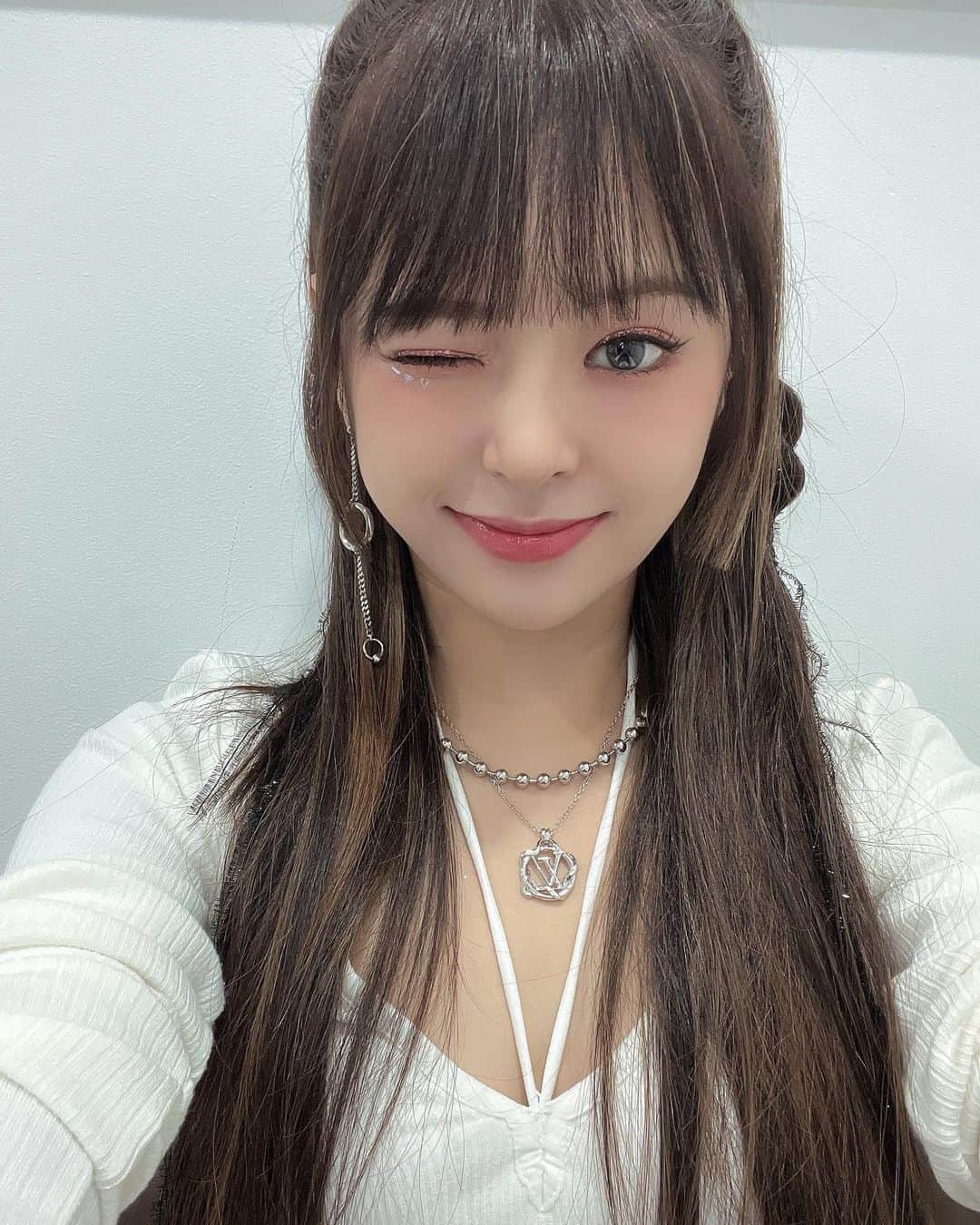 EVERGLOWのインスタグラム：「[📸Today EVERGLOW]  23.08.25 #뮤직뱅크  오늘의 에버글로우💜  #EVERGLOW #에버글로우 #ALL_MY_GIRLS #SLAY #이유 #시현 #미아 #온다 #아샤 #이런」