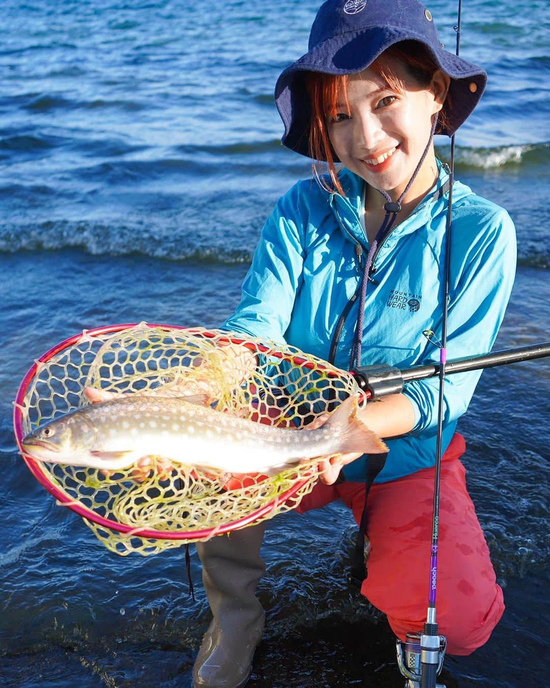 マルコスのインスタグラム：「peachさんタイアップ動画🎥 が先日わたしのyoutubeで公開されたよ🎣  屈斜路湖またいきたーーい☝️☝️🌍🔥  #釣り　#マルコス　#peach #huerco」