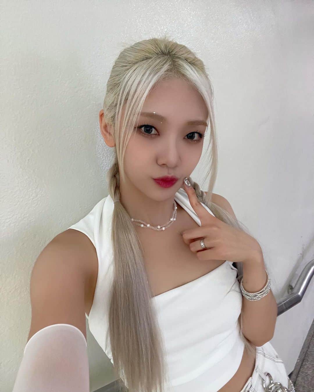 EVERGLOWのインスタグラム：「[📸Today EVERGLOW]  23.08.25 #뮤직뱅크  오늘의 에버글로우💜  #EVERGLOW #에버글로우 #ALL_MY_GIRLS #SLAY #이유 #시현 #미아 #온다 #아샤 #이런」