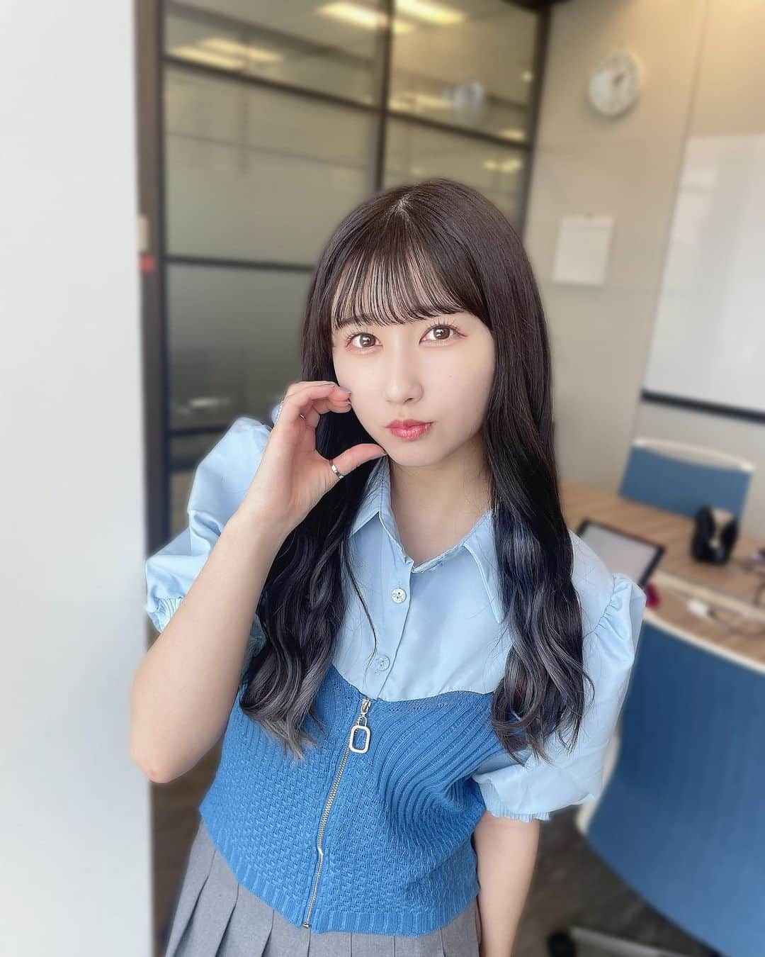 山本杏奈のインスタグラム：「🩵🦋🩵  インナーの色おちてもかわいい色になったー❤︎  （ちょっと前の写真）」