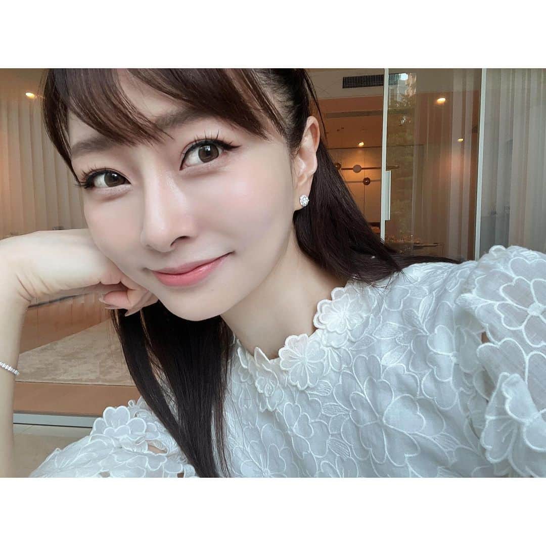 石井美保のインスタグラム：「サブスクリプションについて  今日から新しい形の発信をサブスクリプションを使ってしていくことにしました。これまで10年以上Instagramを使っている中でありがたいことに本当に沢山の方に見て頂けていて、殊にLIVEをするようになってからは深いコミュニケーションを取らせて頂く機会も多くなりました。それが嬉しい反面、沢山見ていただいているフォロワーの皆様全てのニーズに応える投稿ができない事にずっとずっとモヤモヤしていました。  ただの美容アカウントとして美容の情報が欲しい方。ファンになってくださりもっと私の事を色々知りたいと思ってくださる方。 どちらでもないけど、なんとなく見てくださっていた方。もちろんその他の方もいらっしゃるかと思います。 なので、もう1段階深い部分で繋がっていただける方に向けての限定的な発信の場を設けることにしました。私も、見て頂ける方もが、双方心地よく、人生で意味のある時間の共有をしていただけるような繋がり方ができたらと思います。  また、サブスク限定のイベントやご優待もやらせていただきます。今まで出来なかったゲリラLIVEのアーカイブも、サブスクの方で見れるように。一般とサブスクの棲み分け方はやりながらどんどんブラッシュアップしていきます。  もちろん全ての方に公開している投稿はこれまで通りです。 今までと少し違う空間、私のアイデンティティを共有してくださる方は、是非ご参加頂けますよう宜しくお願いします。 こちらのInstagramのtopページサブスクリプションボタンからご登録頂けます。」