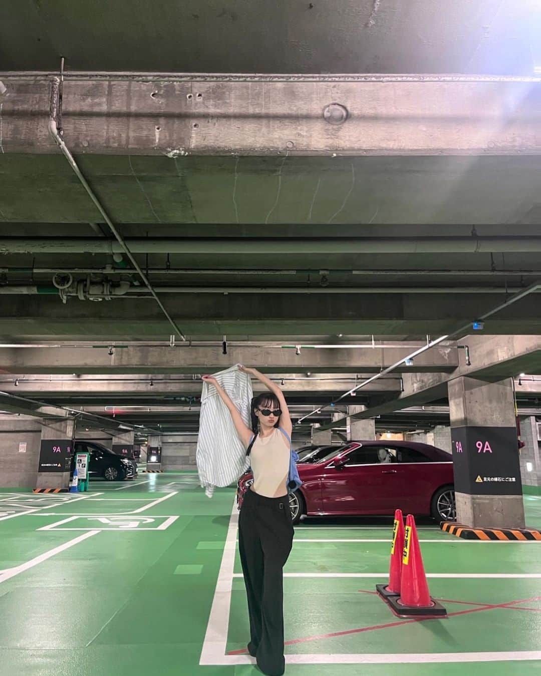 新野尾七奈のインスタグラム：「👔 @shop_ir  👕 @rosary.moon  👖 @oaf.official  🥾 @murua_official  💼 @maxandco  🕶 @gentlemonster」