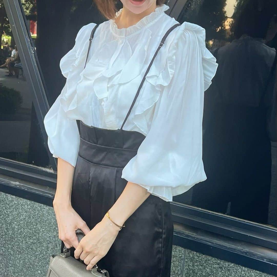 乙黒えりのインスタグラム：「佐藤隆太さん　@ryutasato の舞台 #エブリブリリアントシング　本当に素晴らしかったです👏 1人舞台でこんなにアドリブもあって、お客さんとの距離も近くて、参加型のイベントのような演出初めてでした！ 世界に引き込まれてあっという間の90分❣️ お客さん一人一人がいないと成り立たないという一体感のある舞台に感動しました。 物語も考えさせられるシリアスな瞬間🥺もあり、笑いもあり。さすがの安定感。 毎回がスペシャルで一期一会、これぞ舞台ならではの楽しみ方でした✨これは是非色んな人に見ていただきたいし見た人とどんなだったっ語り合いたい❣️笑 東京は27日まで東京芸術劇場で、地方はこれから回るそうです❣️こんなに刺激的な舞台なかなかないから本気でおすすめしたいです✨  @remit___official の新作ブラウス✨少しずつ秋物取り入れてます🍂フリルもパンツ合わせだと甘くなりすぎなくていい👗  #remit #ブラウス#pr#フリルブラウス #観劇#1人舞台」