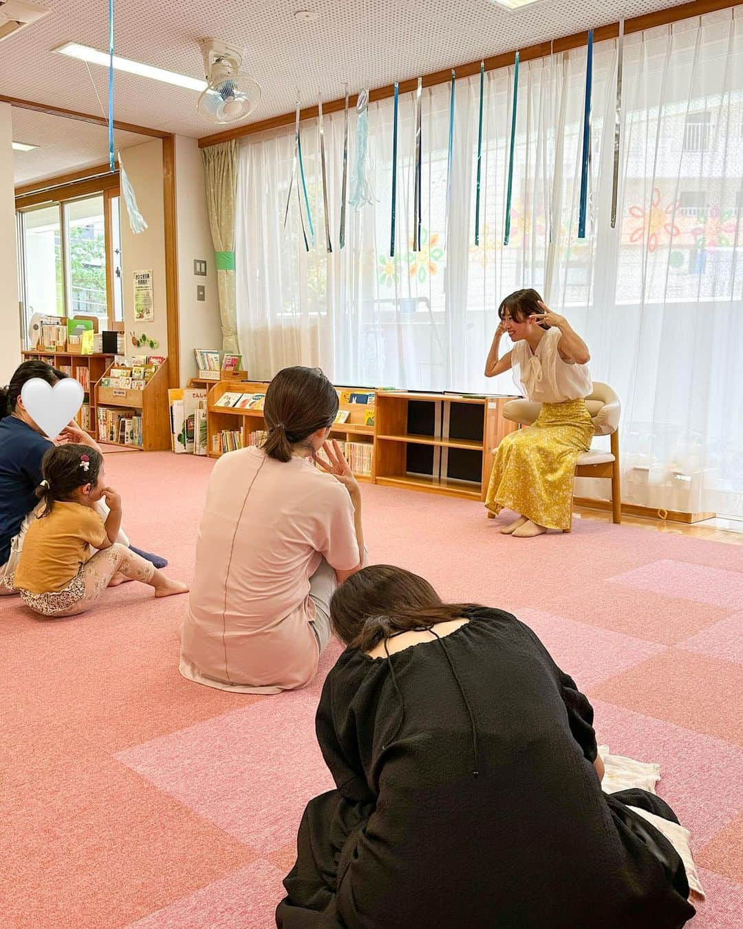 緒方桃子さんのインスタグラム写真 - (緒方桃子Instagram)「* 子育て支援センターでの おはなし会でした^_^  今日は9組の親子にご参加いただきました✨ みんな一緒に手遊びをしてくれたり きゃっきゃと笑ってくれたり 毎回パワーをもらえます☺️  手遊びは前回とほぼ同じにしましたが メンバーが変わると反応も違って 個性が出るなあと感じました☺️  (再投稿です。 いいね・コメントしてくださった皆様すみません！)  -----------------  今回のプログラム ①はじまるよ(手遊び) ②こぐまちゃんのみずあそび(絵本) ③とうきょうとにほんばし(童歌) ④ひげじいさん(手遊び) ⑤だるまさんの(絵本) ⑥さよならあんころもち(童歌)  -----------------  #おはなし会 #おはなしかい #読み聞かせボランティア #子育て支援センター #絵本のある生活 #絵本紹介 #アナウンサー #こぐまちゃんのみずあそび #だるまさんの #ひげじいさん」8月25日 18時55分 - momokoogata0403