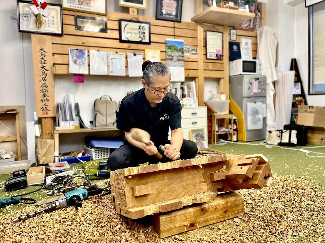 近藤岳登さんのインスタグラム写真 - (近藤岳登Instagram)「「木彫前田工房」  @maeda_woodworks   「だんじりより好きなことがなかった」  3歳からだんじりに参加し、小学3年でだんじりを作りたいという夢を抱き、遅すぎると言われながらも22歳で木彫師に弟子入りし、36歳で初めてだんじりを作った前田さん。  「木彫師という仕事が大好きで、楽しくてしょうがない」  とんでもない技術と、だんじりへの愛、伝統工芸への想いが本当に素敵でした。」8月25日 18時57分 - gakuto_kondo