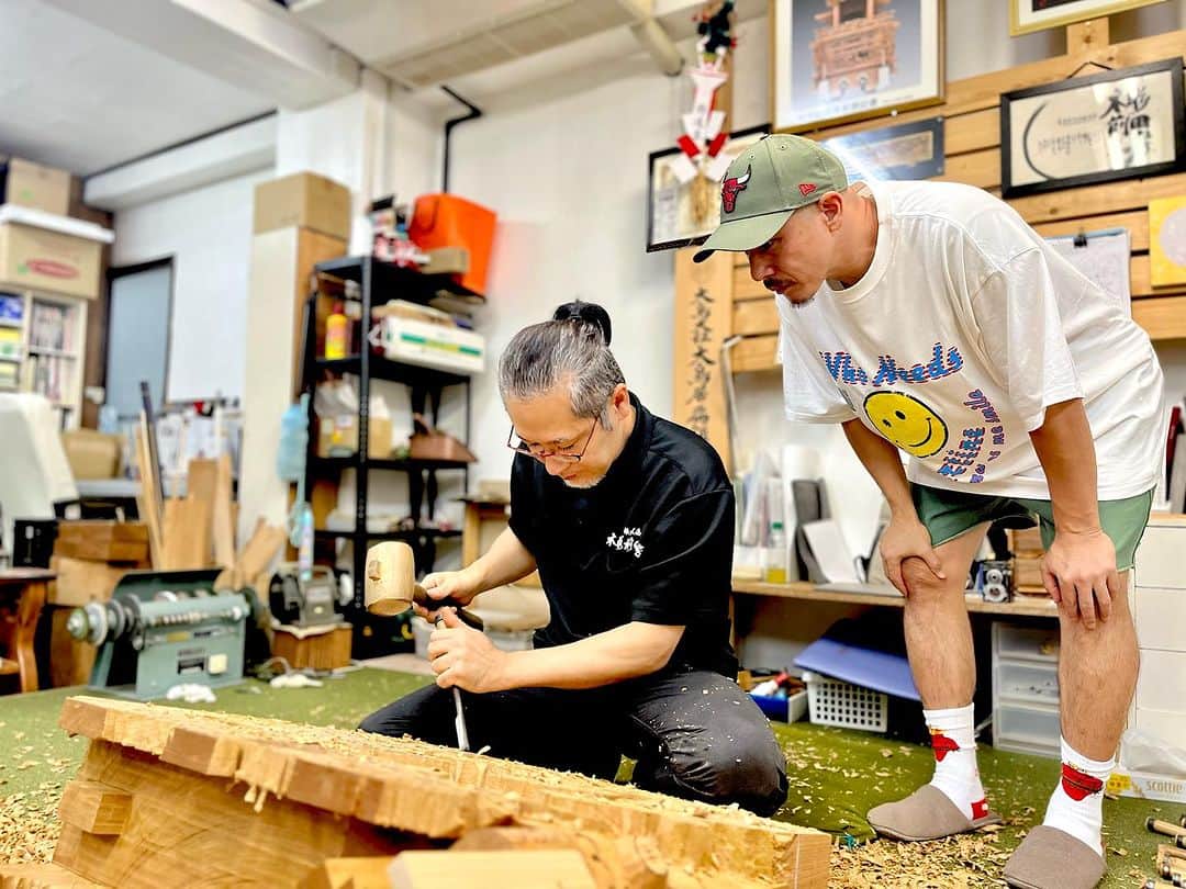 近藤岳登のインスタグラム：「「木彫前田工房」  @maeda_woodworks   「だんじりより好きなことがなかった」  3歳からだんじりに参加し、小学3年でだんじりを作りたいという夢を抱き、遅すぎると言われながらも22歳で木彫師に弟子入りし、36歳で初めてだんじりを作った前田さん。  「木彫師という仕事が大好きで、楽しくてしょうがない」  とんでもない技術と、だんじりへの愛、伝統工芸への想いが本当に素敵でした。」